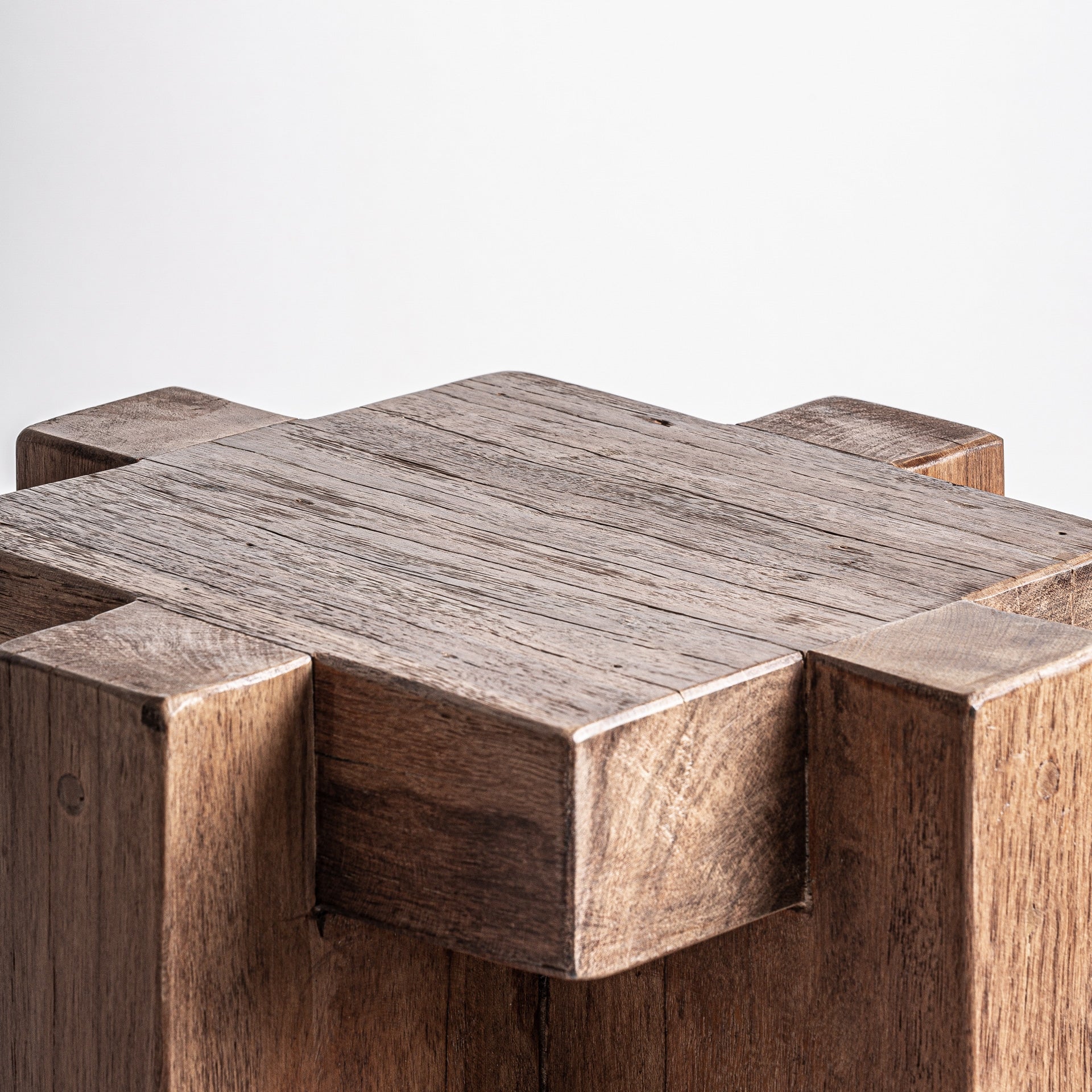 Beistelltisch BRUTALIST aus recyceltem Holz