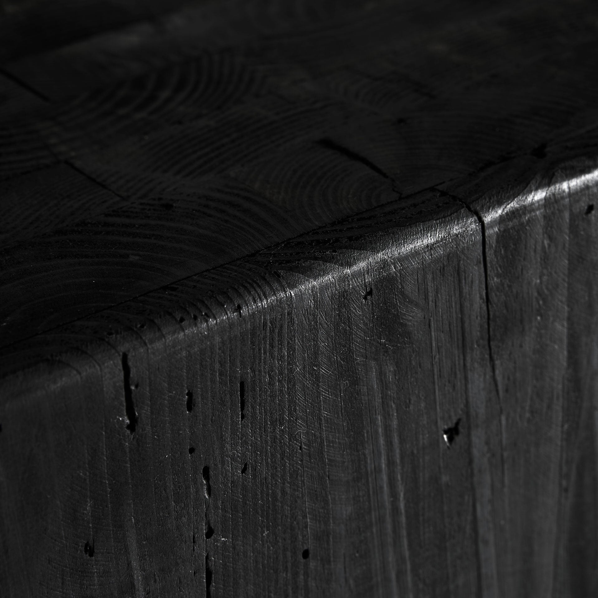 Kolumna VIEVY schwarzes recyceltes Kiefernholz