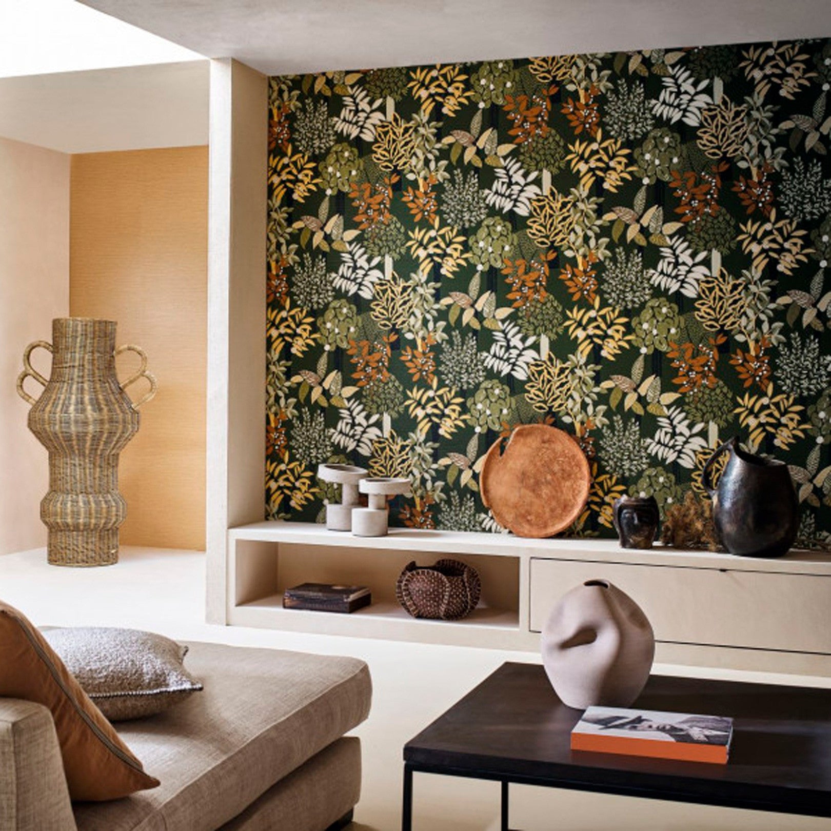 Structural wallpaper with a plant motif PERADENIYA - KAKI/PAILLE khaki with straw