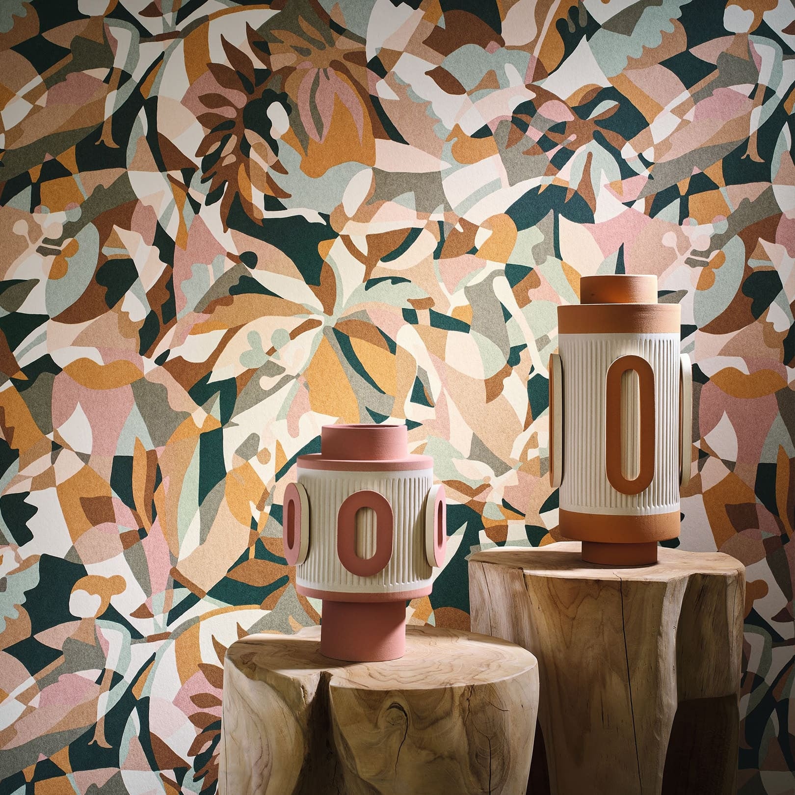 Tapete mit abstraktem Muster im Pflanzenmotiv PLONGEON - CÉLADON/AMBRE mintgrün mit Gold