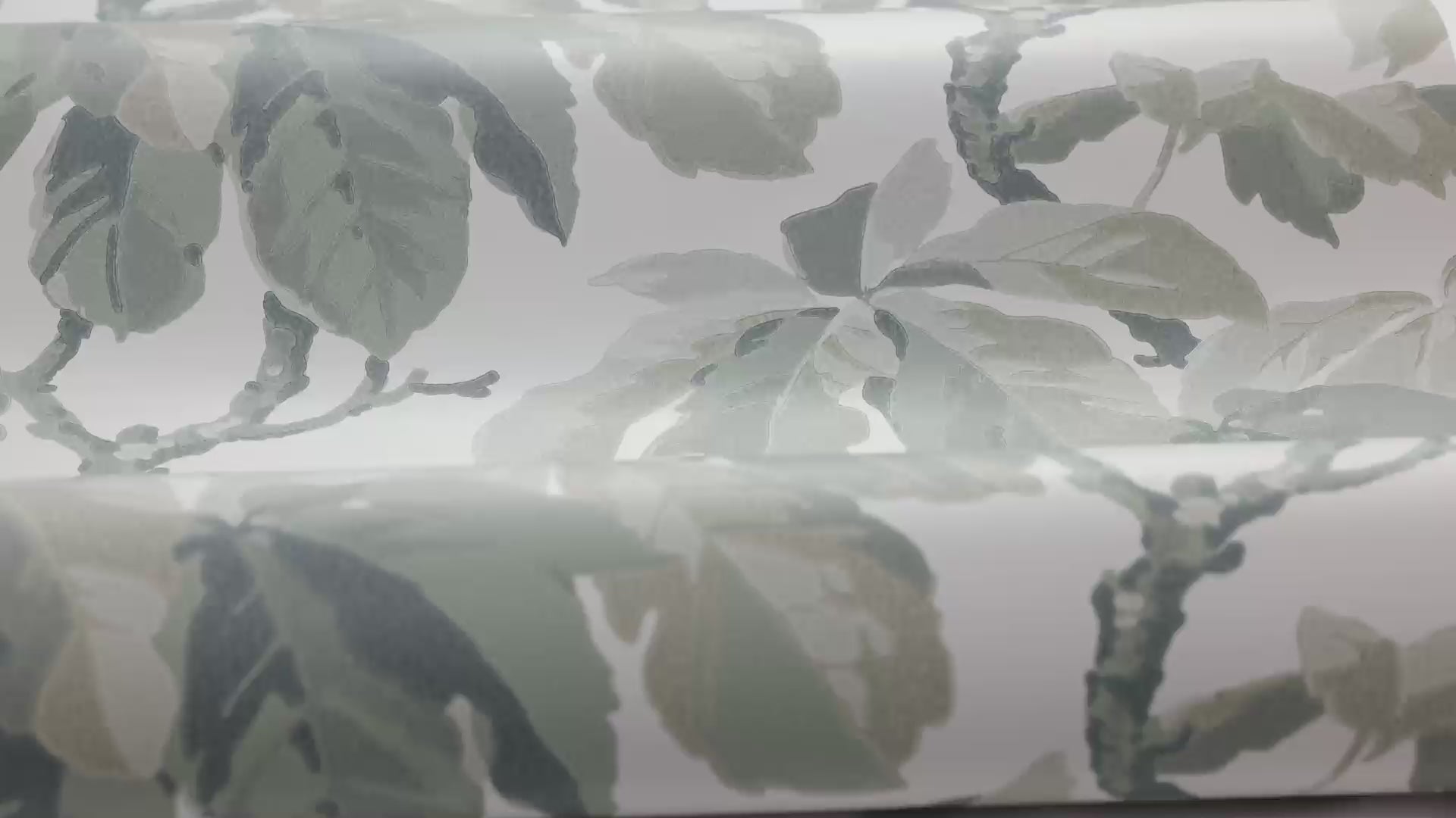 Tapete mit pflanzlichem Motiv KASTANJI in Creme mit Grün