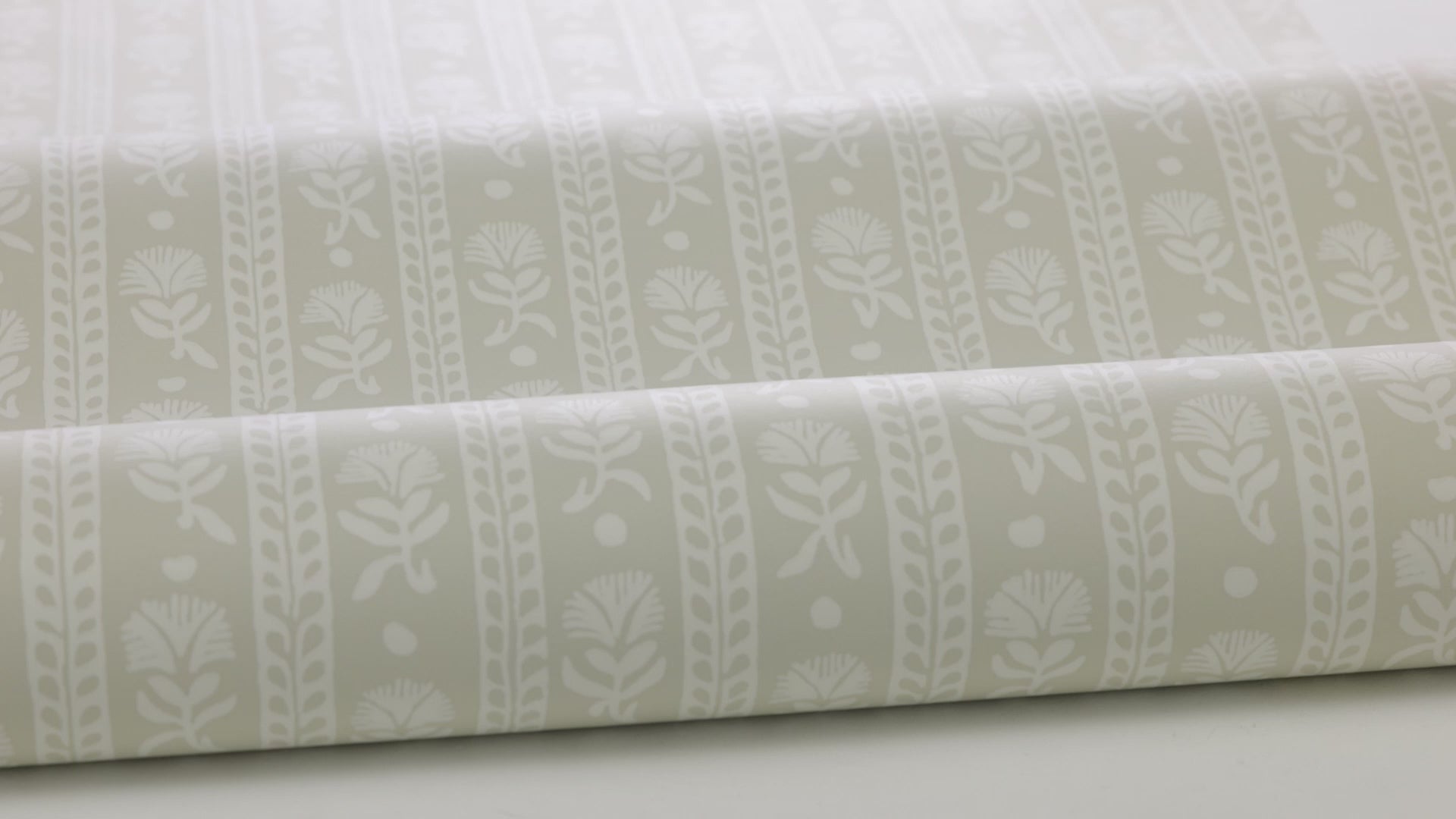 Tapeta flizelinowa papierowa z roślinnym wzorem NEJKILERAND beżowy z piaskowym