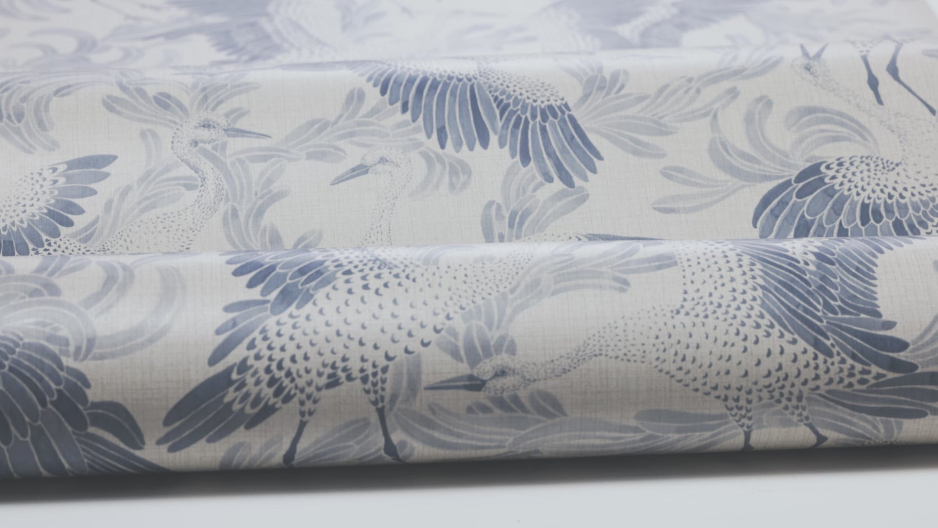 Tapeta z zwierzęcym motywem ptaków DANCING CRANE kremowy z niebieskim