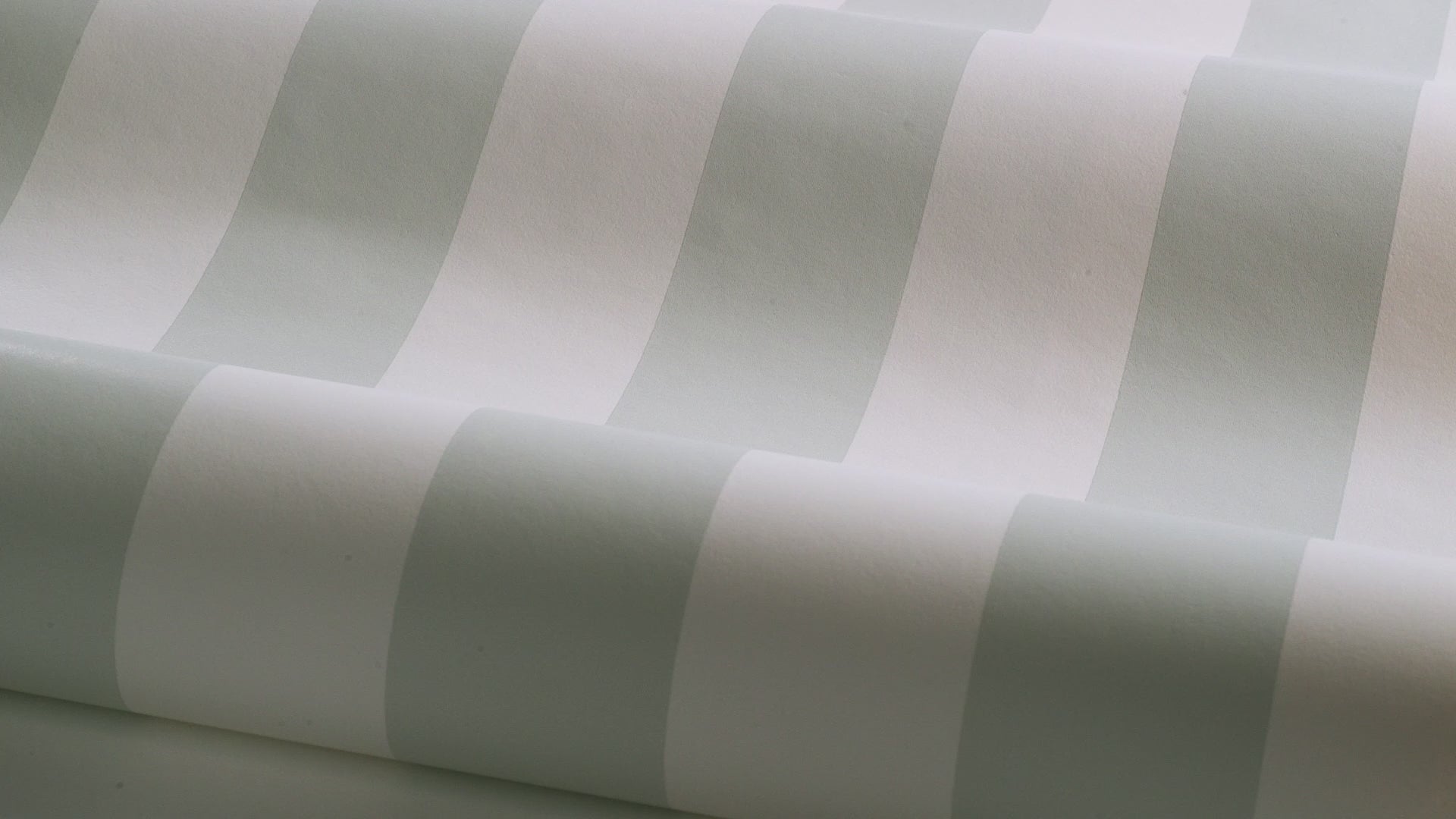 Vlies-Tapete mit Streifen FALSTERBO STRIPE weiß mit grün