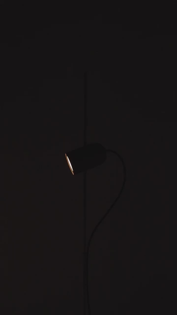 Lampa stołowa ONFA drewno orzechowe z mosiężnym wykończeniem