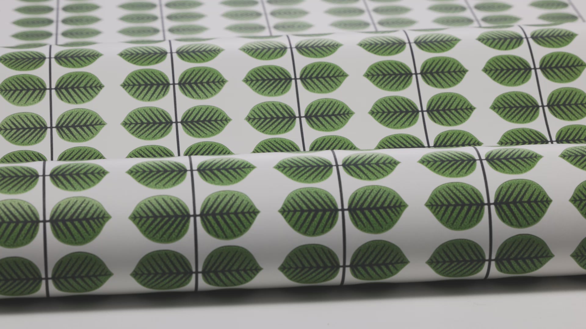Tapete mit pflanzlichem Blattmuster BERSÅ weiß mit grün