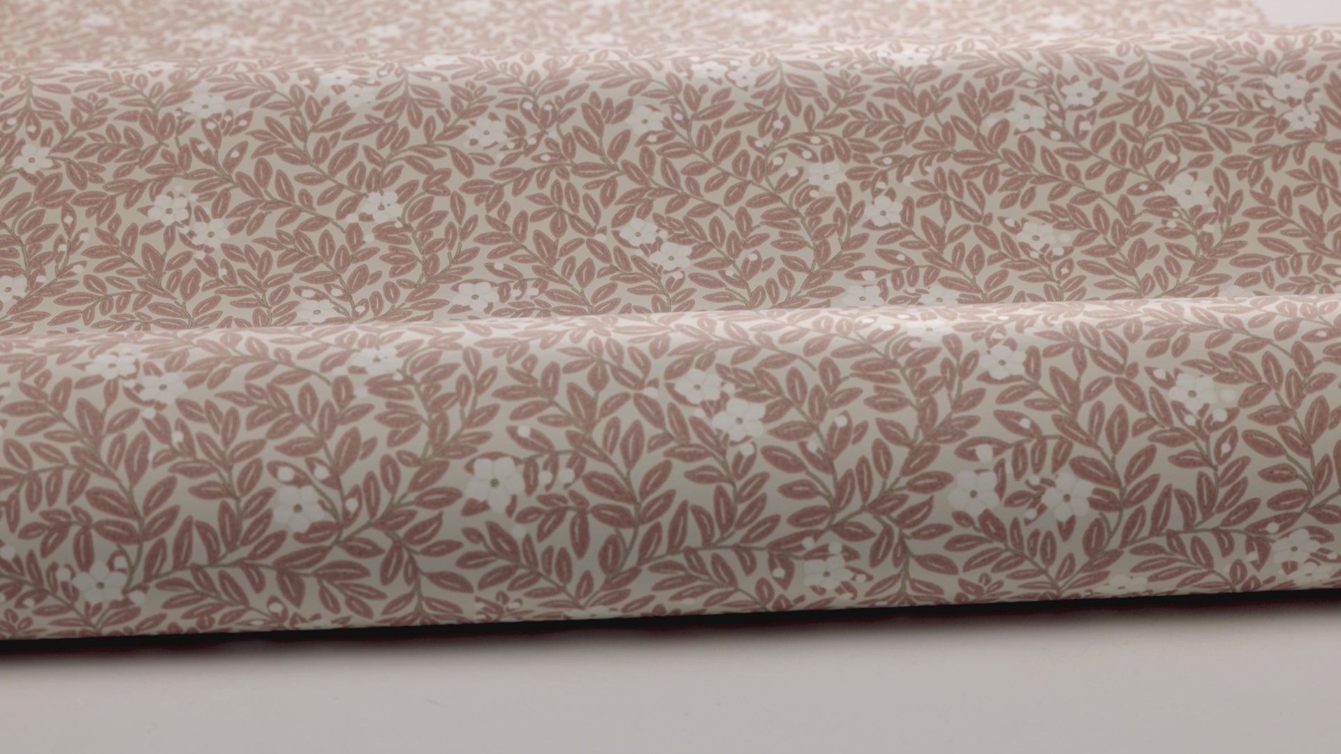 Tapeta z roślinnym motywem kwiatów i liści MYRTEN różowy z białym