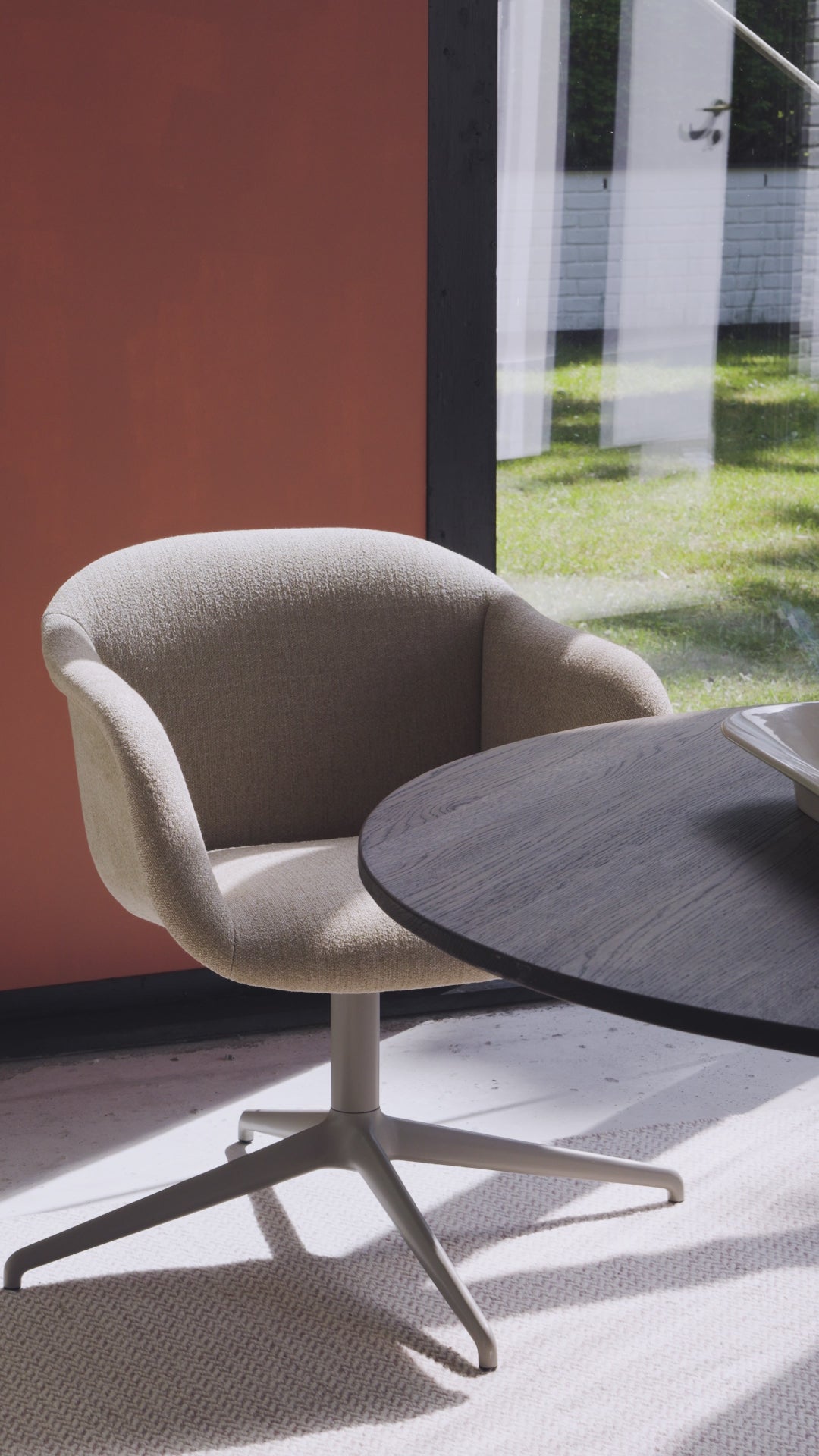 FIBER SOFT swivel chair with armrests, customizable with a wheeled base