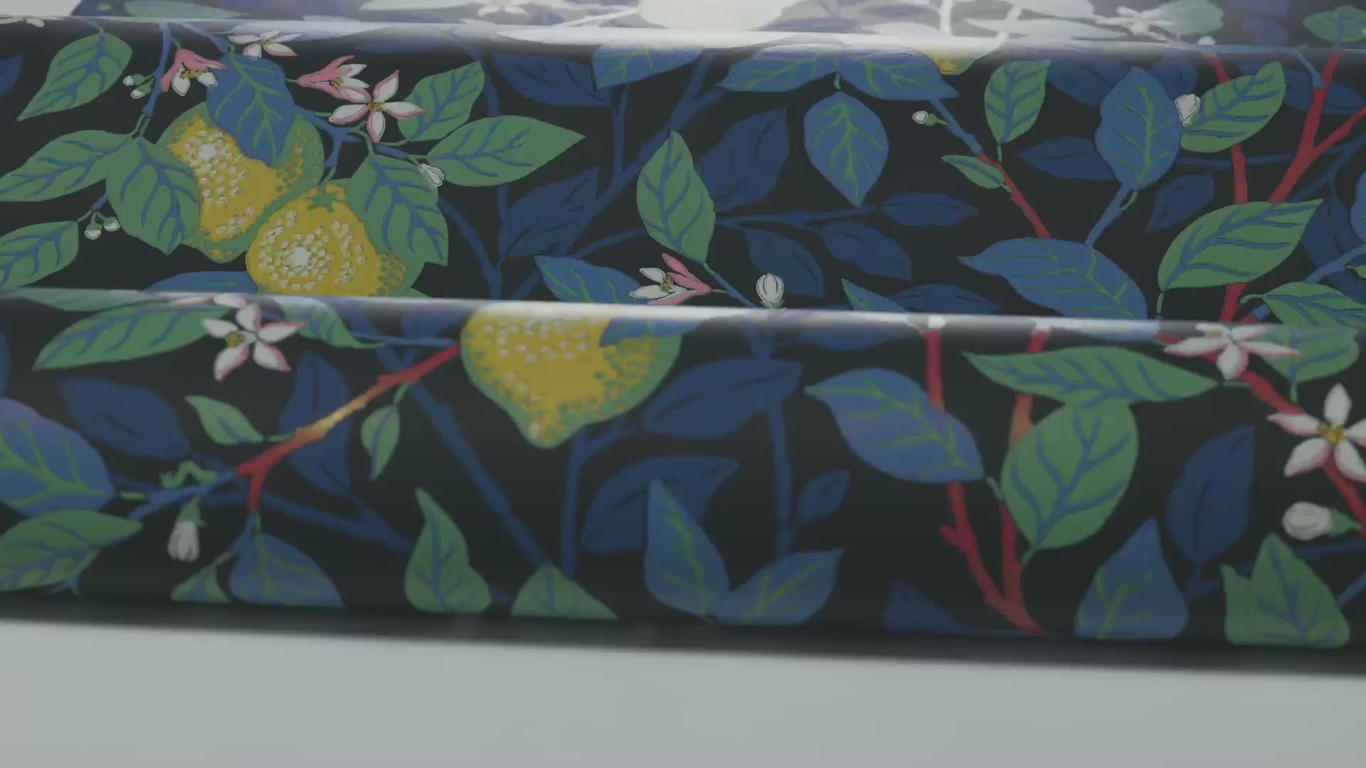 Tapeta flizelinowa papierowa z roślinnym wzorem CITRONTRÄD niebieski z żółtym