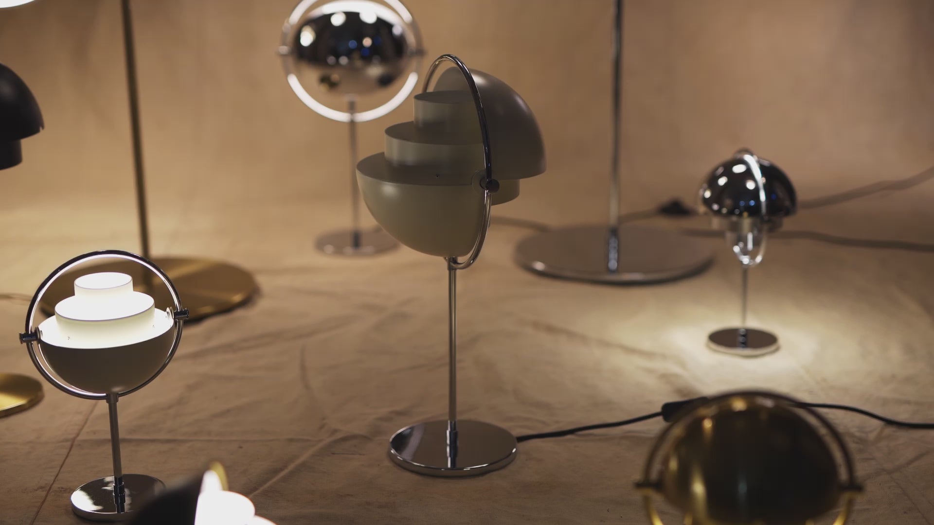 MULTI-LITE hellgrüne Tischlampe mit Messingsockel