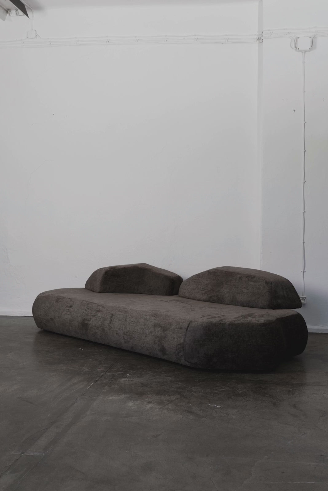 Sofa MONUMENT NO 1 tapicerowana