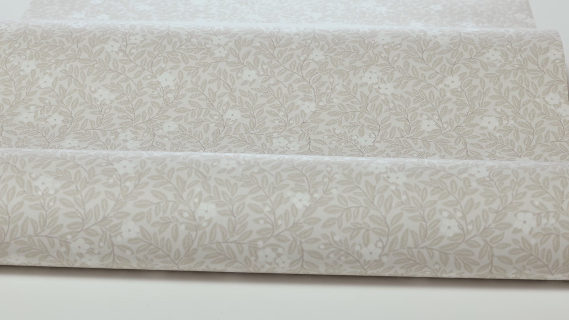 Tapete mit pflanzlichem Motiv aus Blumen und Blättern MYRTEN beige mit Weiß