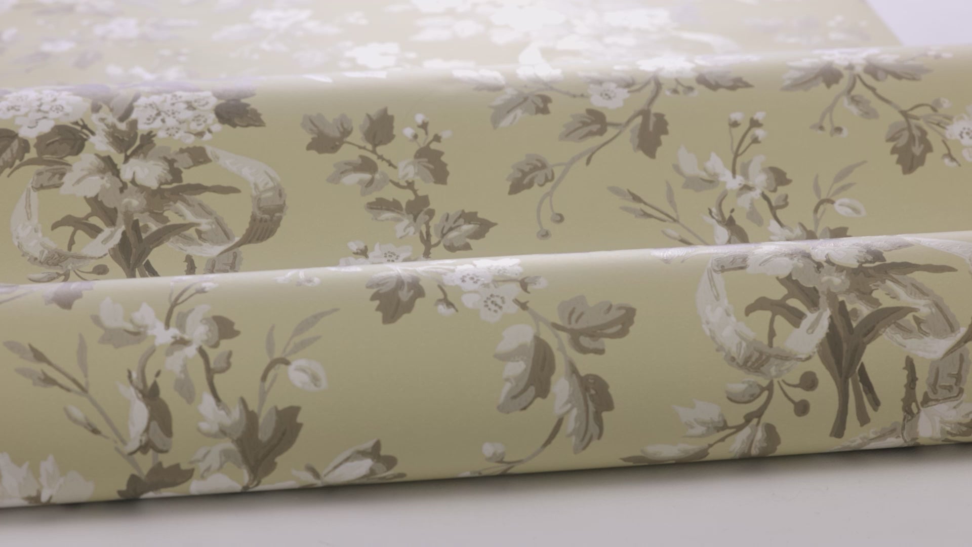 Tapeta flizelinowa papierowa z roślinnym wzorem TULLGARN beżowy z zielonym