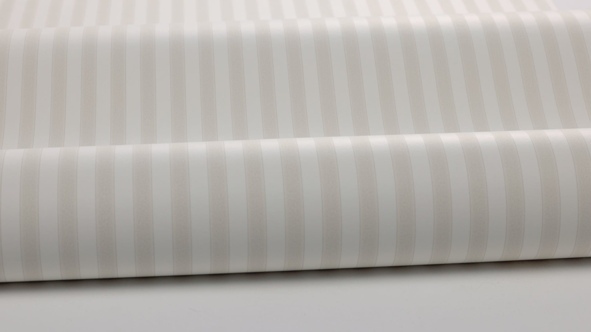 Tapeta w paski MÖLLE STRIPE beżowy z białym