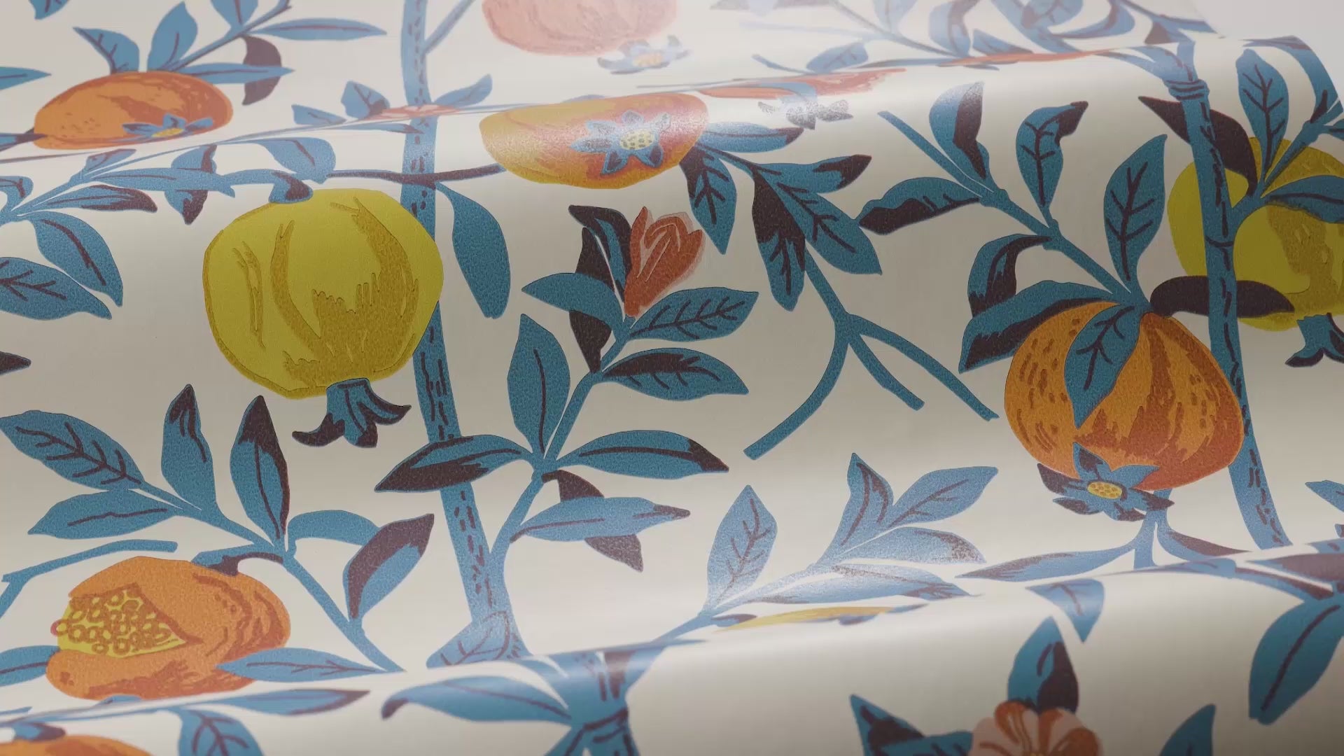Tapete mit pflanzlichem Muster von Granatapfel, weiß mit Blau und Orange