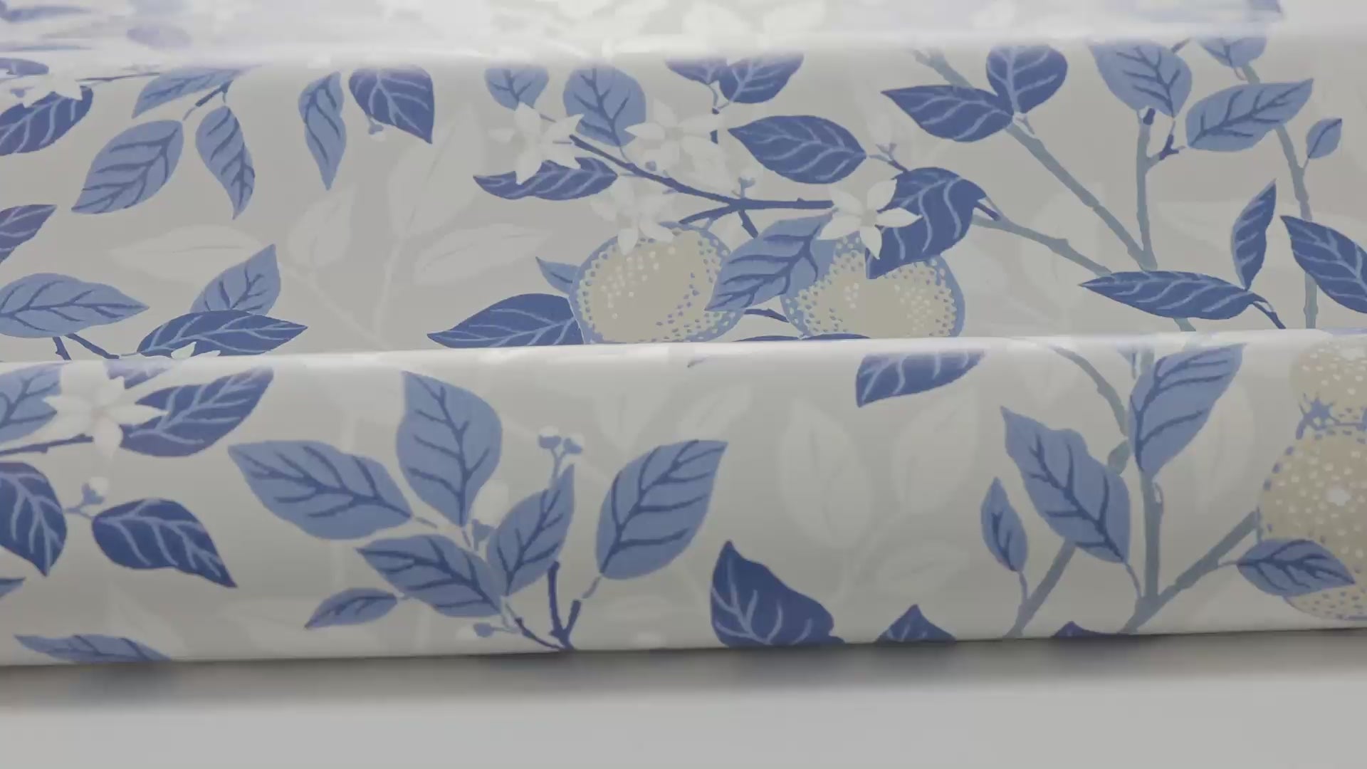 Non-woven paper wallpaper with a plant pattern CITRONTRÄD beige with blue