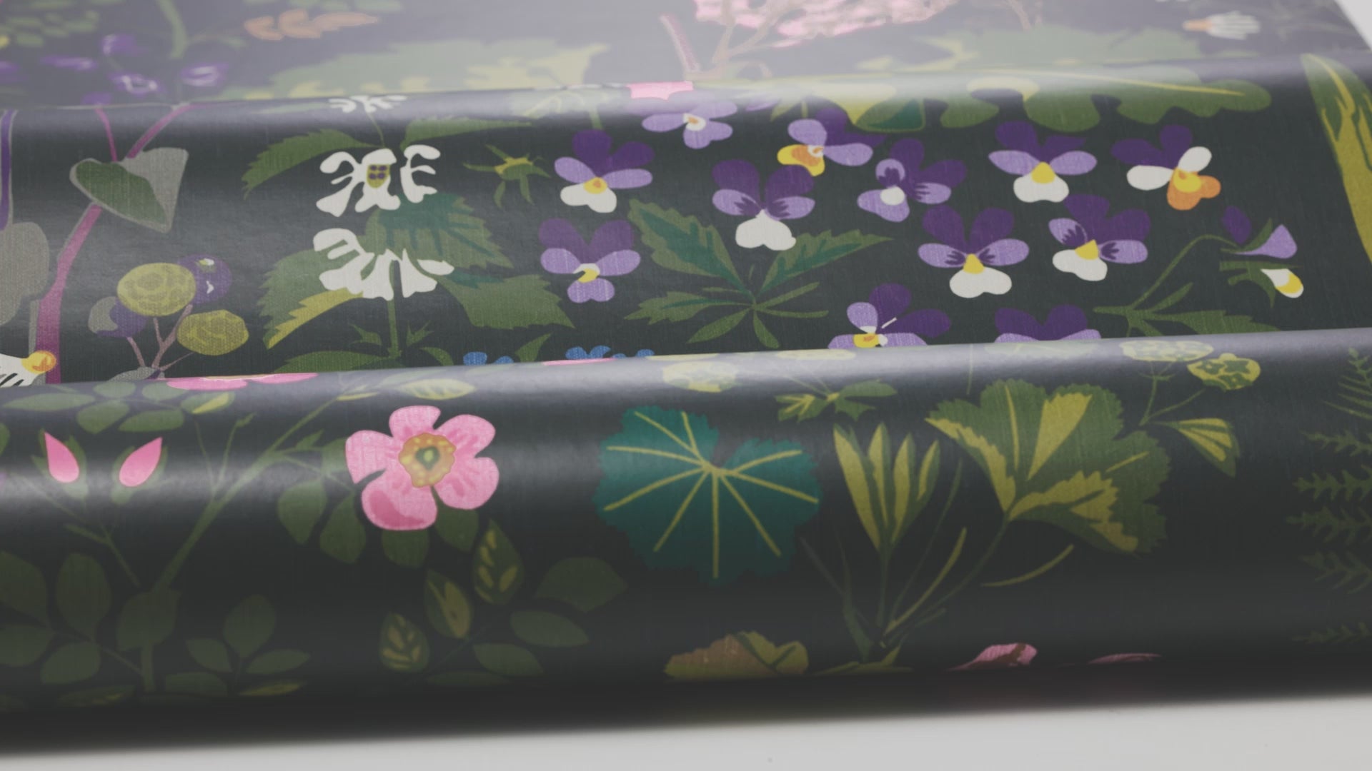 Tapeta z roślinnym wzorem kwiatów GOCKEN JOBS RABARBER granatowy