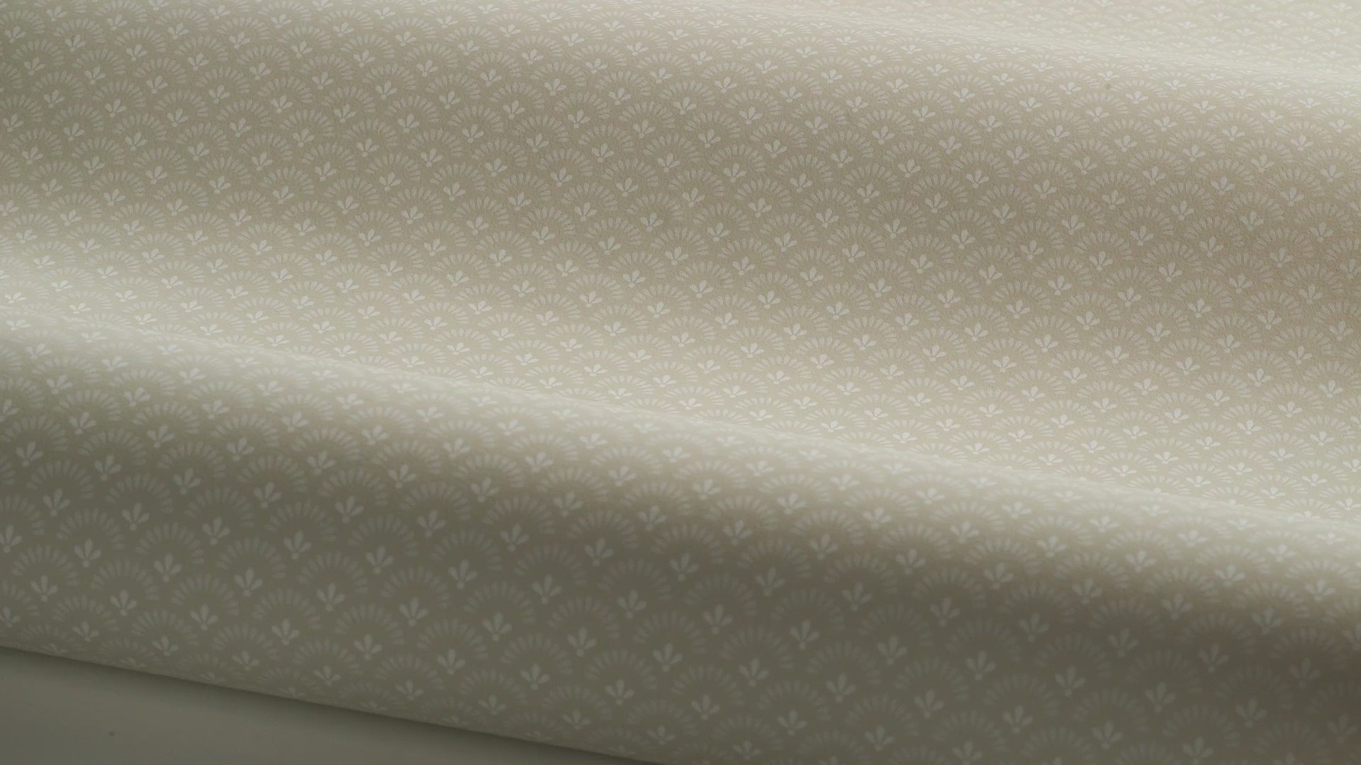 Geometric Wallpaper with Daisy Flower Motif in Cream