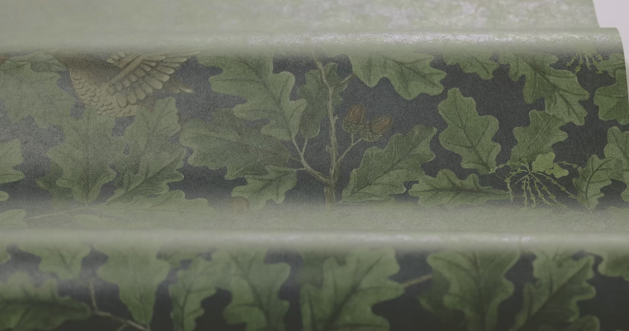 Tapete mit pflanzlichem Blattmotiv IN THE OAK dunkelblau mit grün