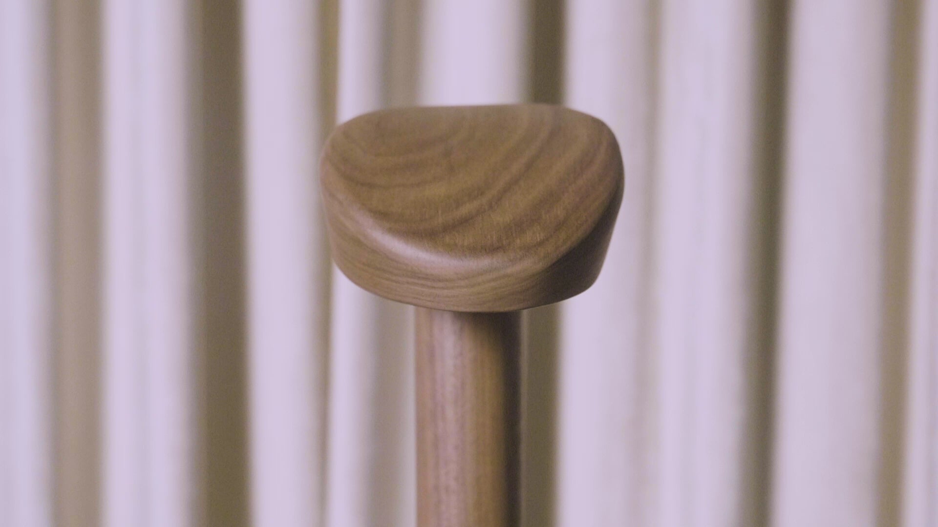 Galan M Kleiderständer aus Nussbaumholz mit braunem Marmor und grafitfarbener Oberfläche