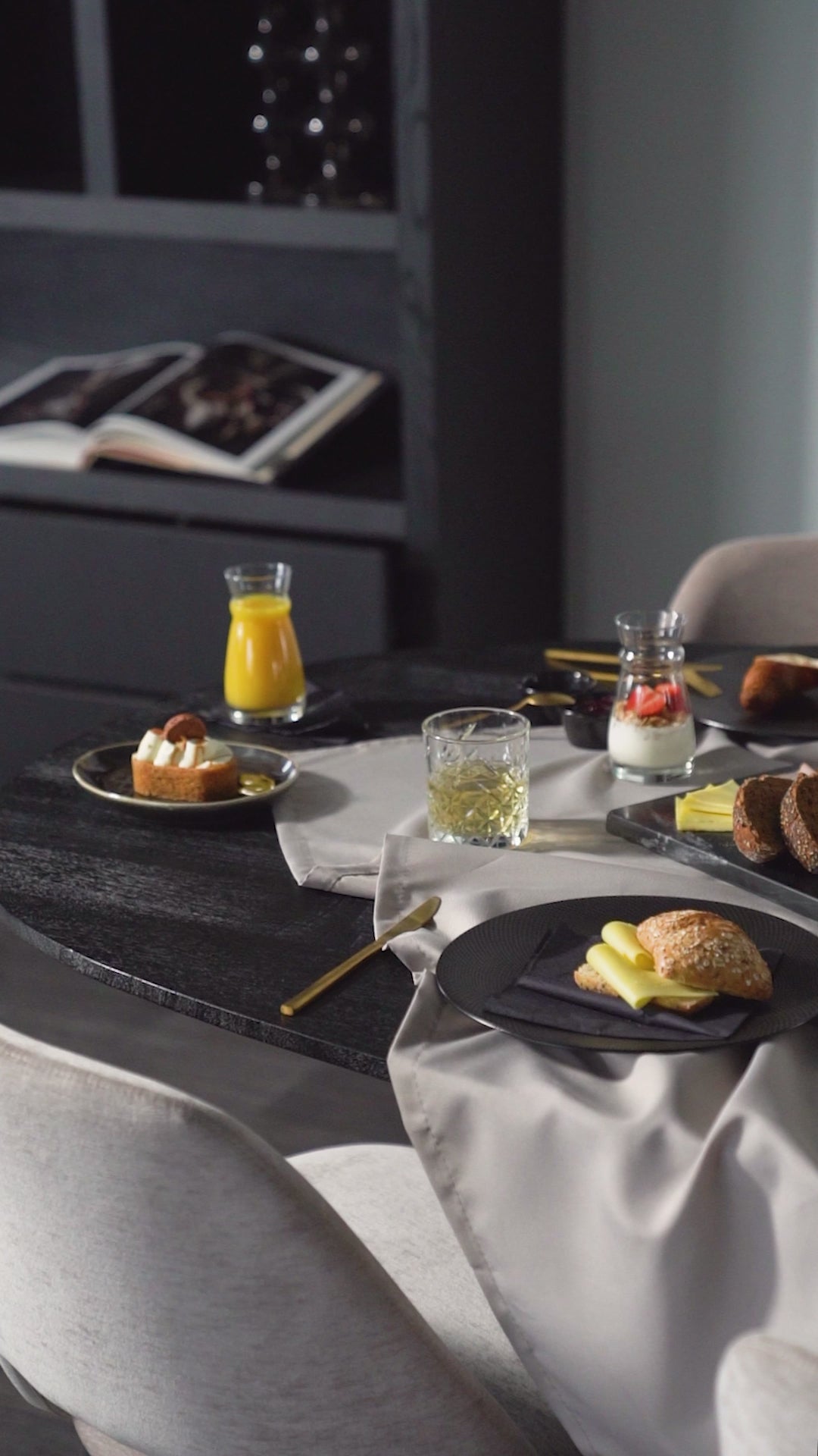 Stół owalny ARON czarne drewno mango