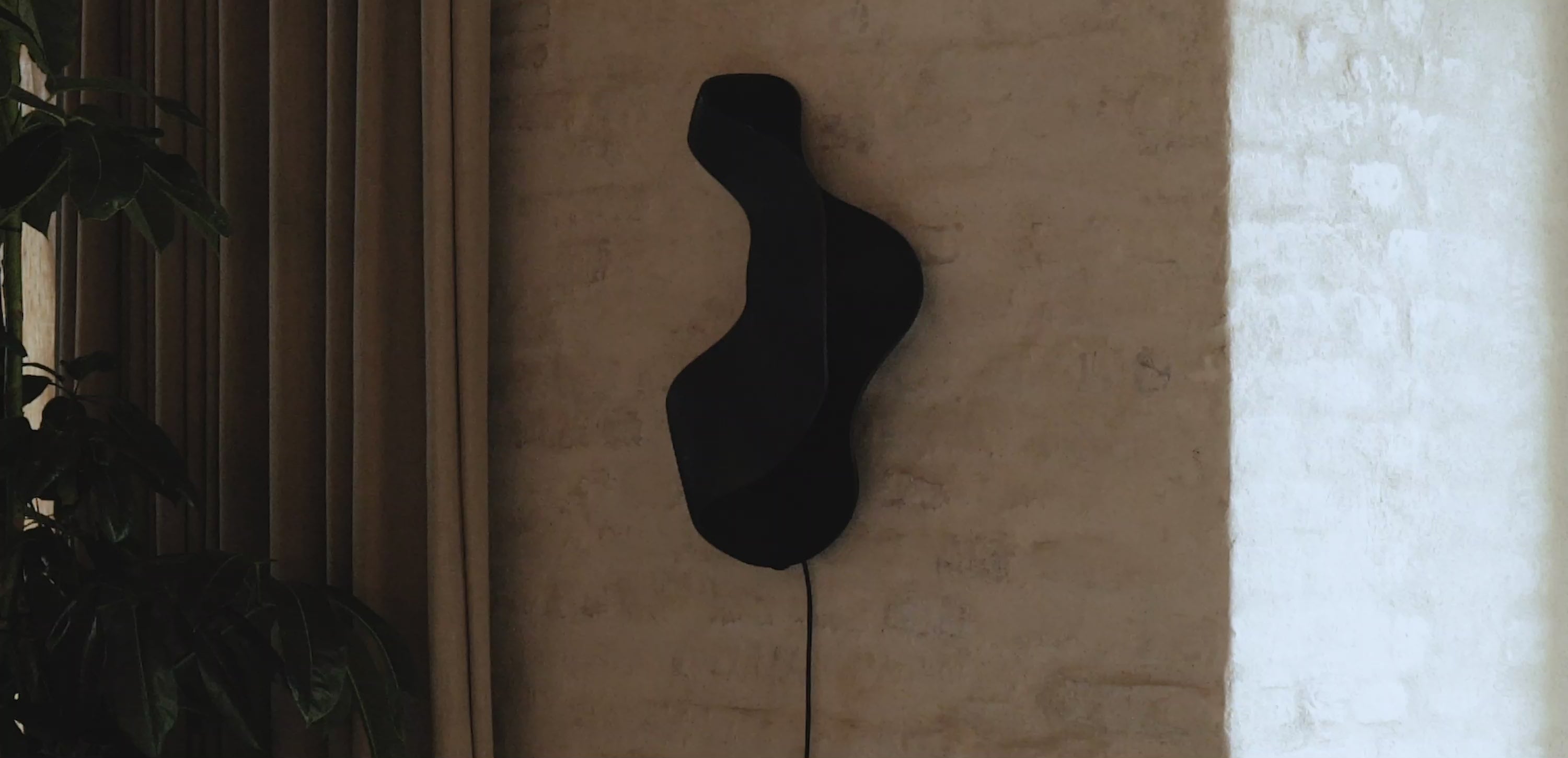 OYSTER black wall lamp