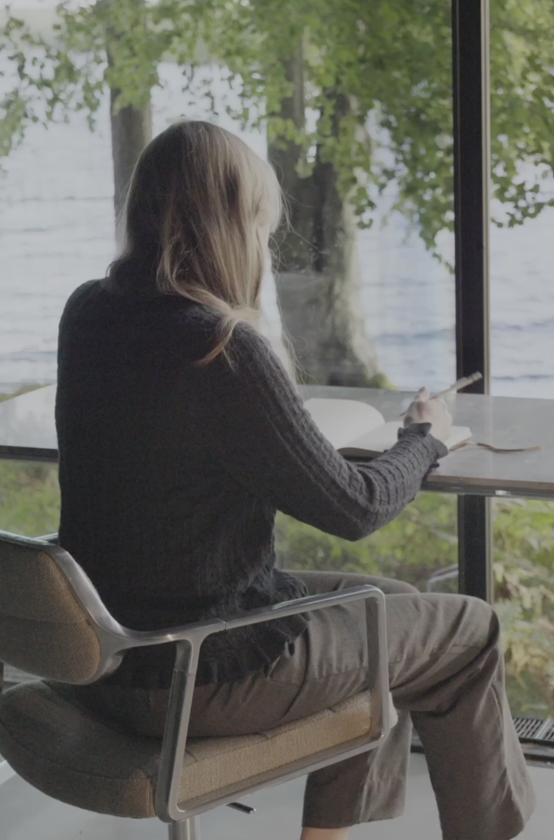 Krzesło biurowe 453+ karmelowa skóra z metalową podstawą