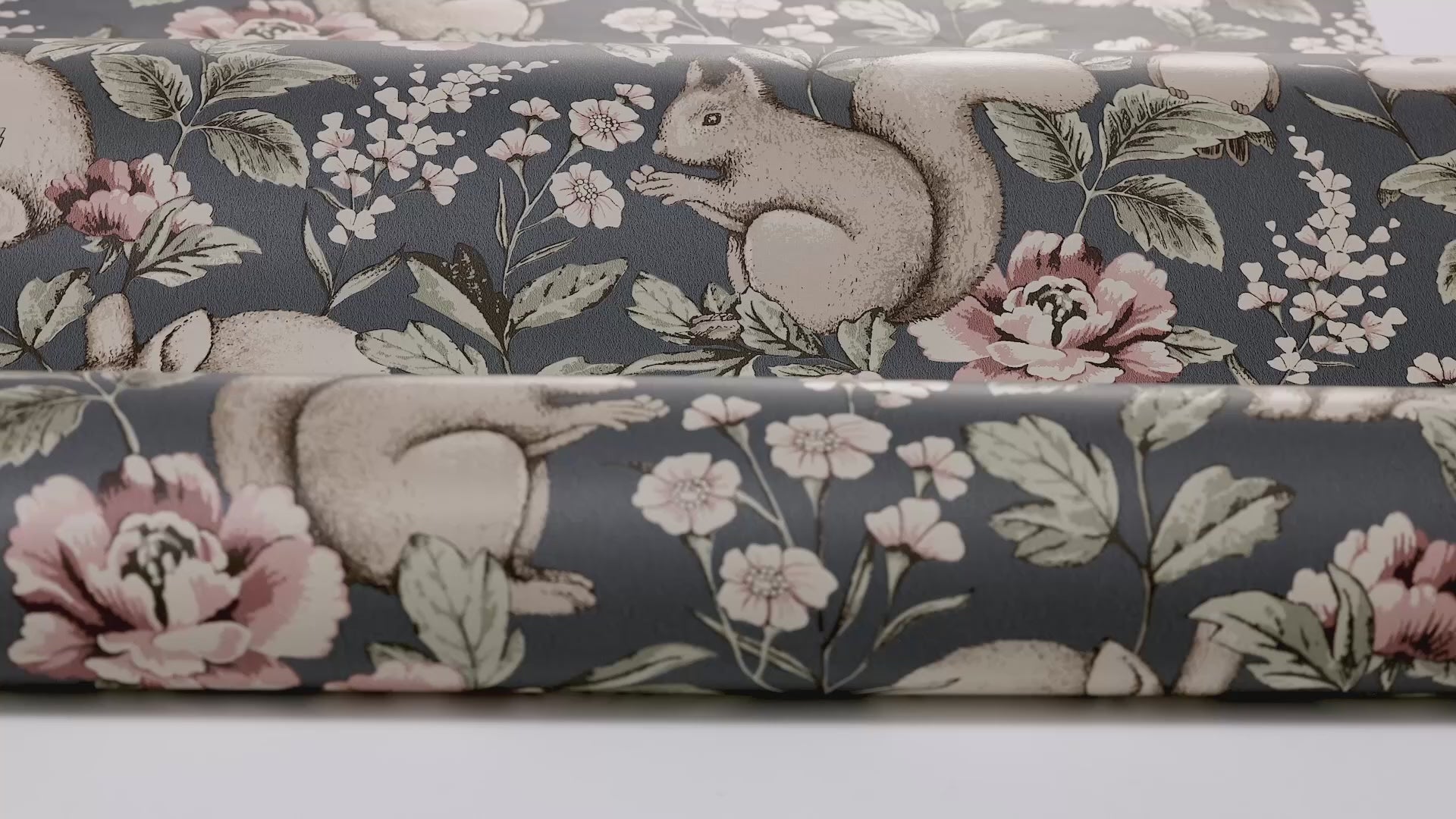 Tapete für Kinder mit pflanzlichem und tierischem Motiv MAGIC FOREST in Marineblau