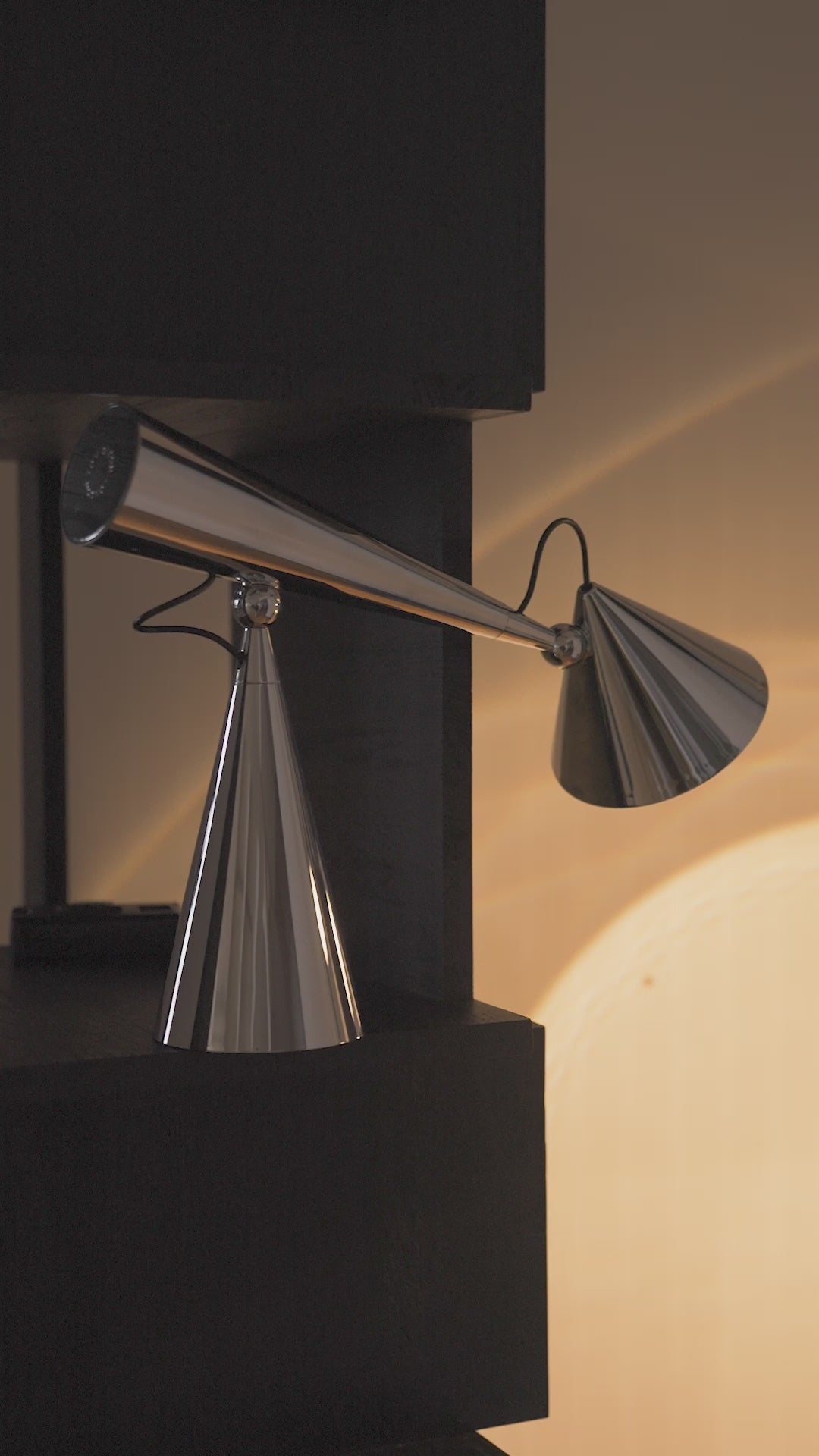 POSE cream table lamp