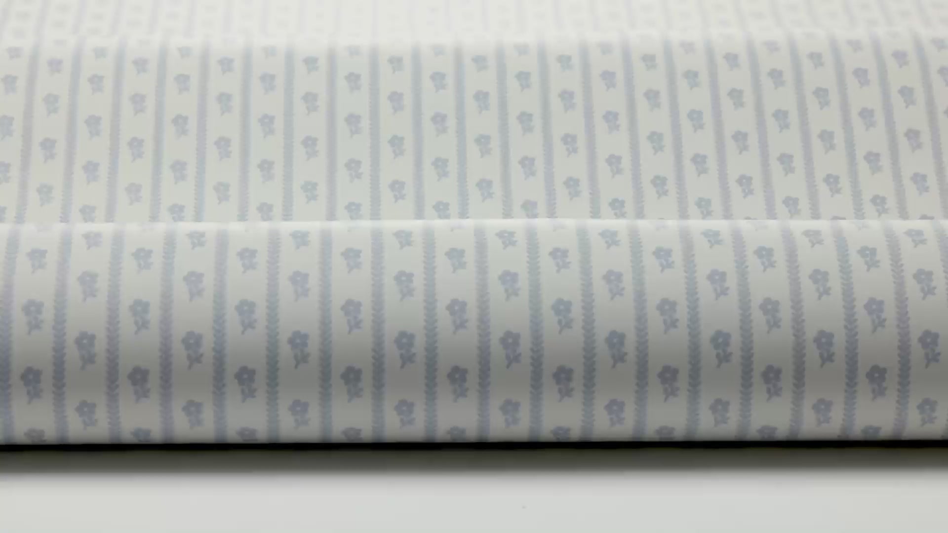 Tapete mit Pflanzenmotiv LILLA LYCKAN weiß mit blau