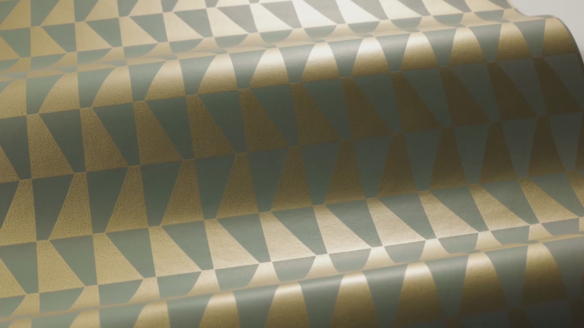 Non-woven paper wallpaper with a geometric TRAPEZE pattern in green and gold