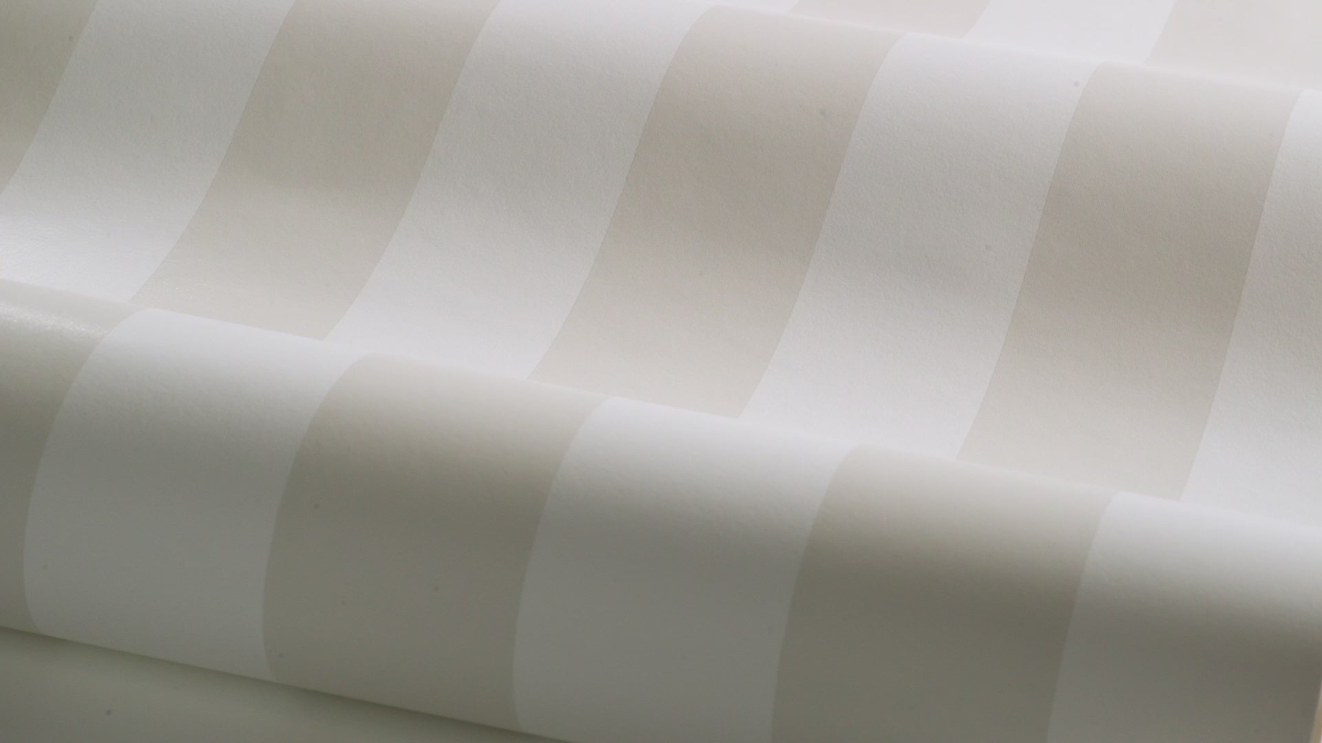 Tapeta flizelinowa papierowa w paski FALSTERBO STRIPE biały z beżowym