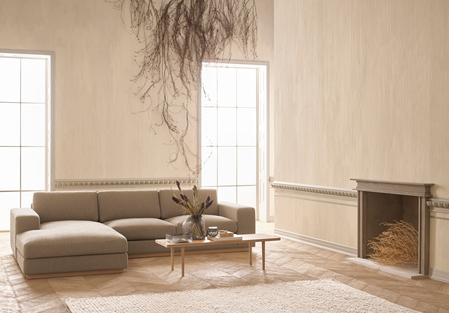 Eine Ecke mit einer Sepia -Chaise nach links mit einer Eichenbasis