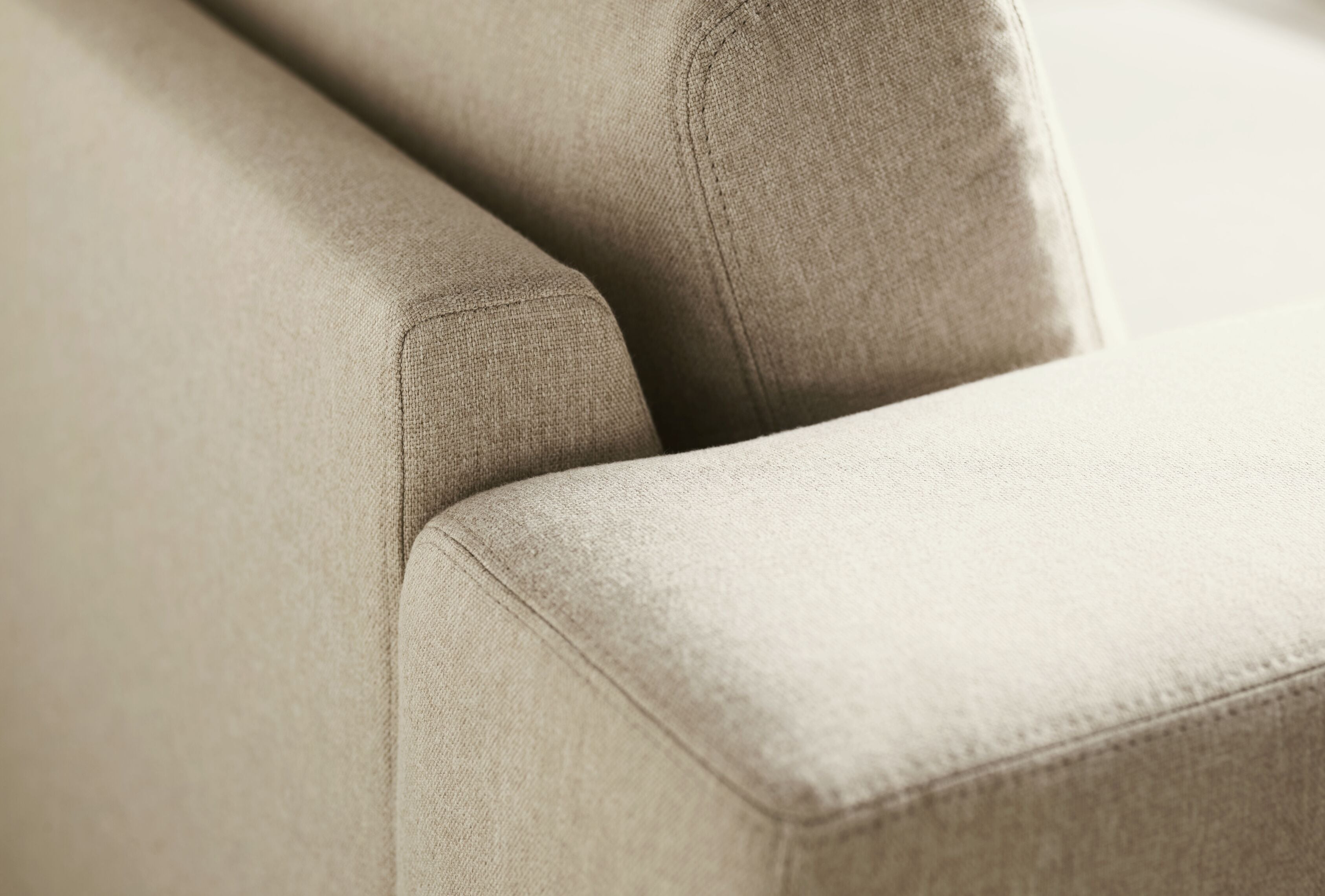Eine Ecke mit einer Sepia -Chaise nach links mit einer Eichenbasis