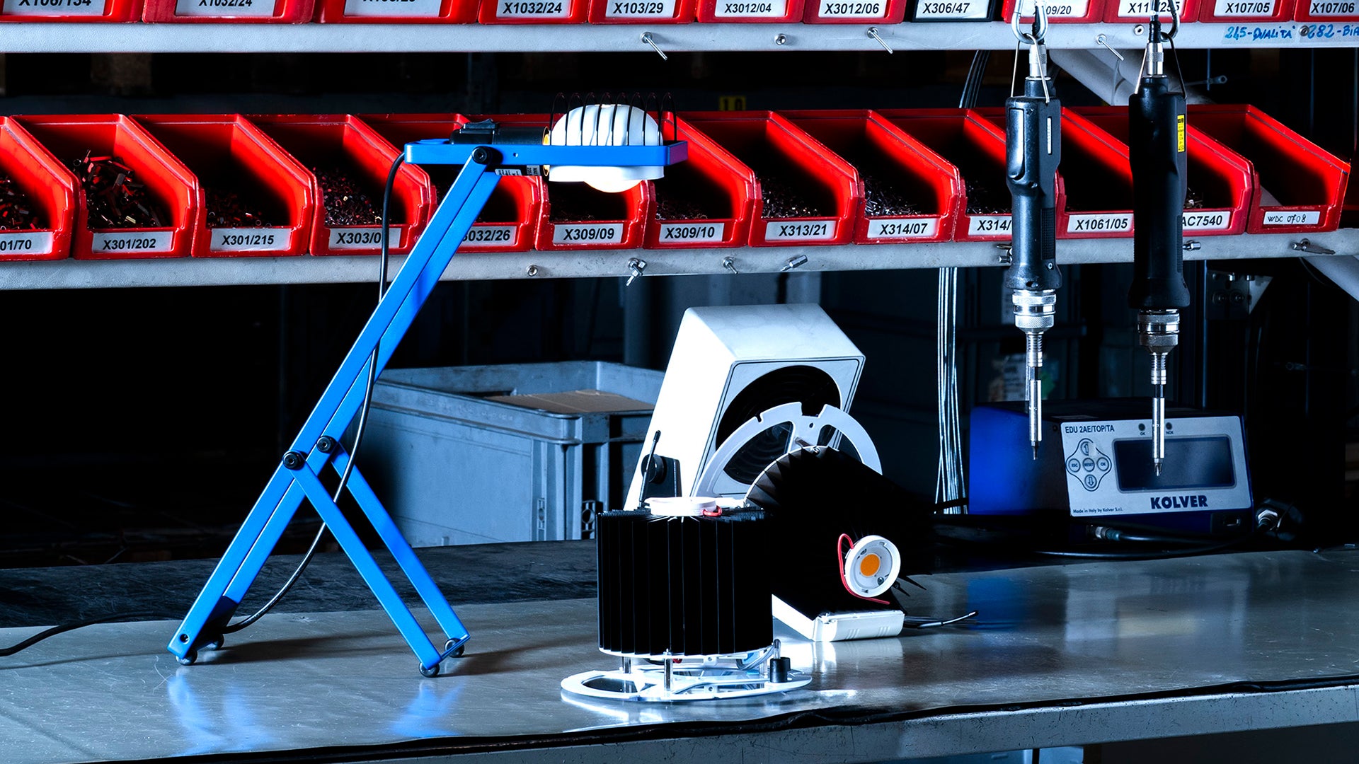 Lampa biurkowa regulowana SINTESI niebieski