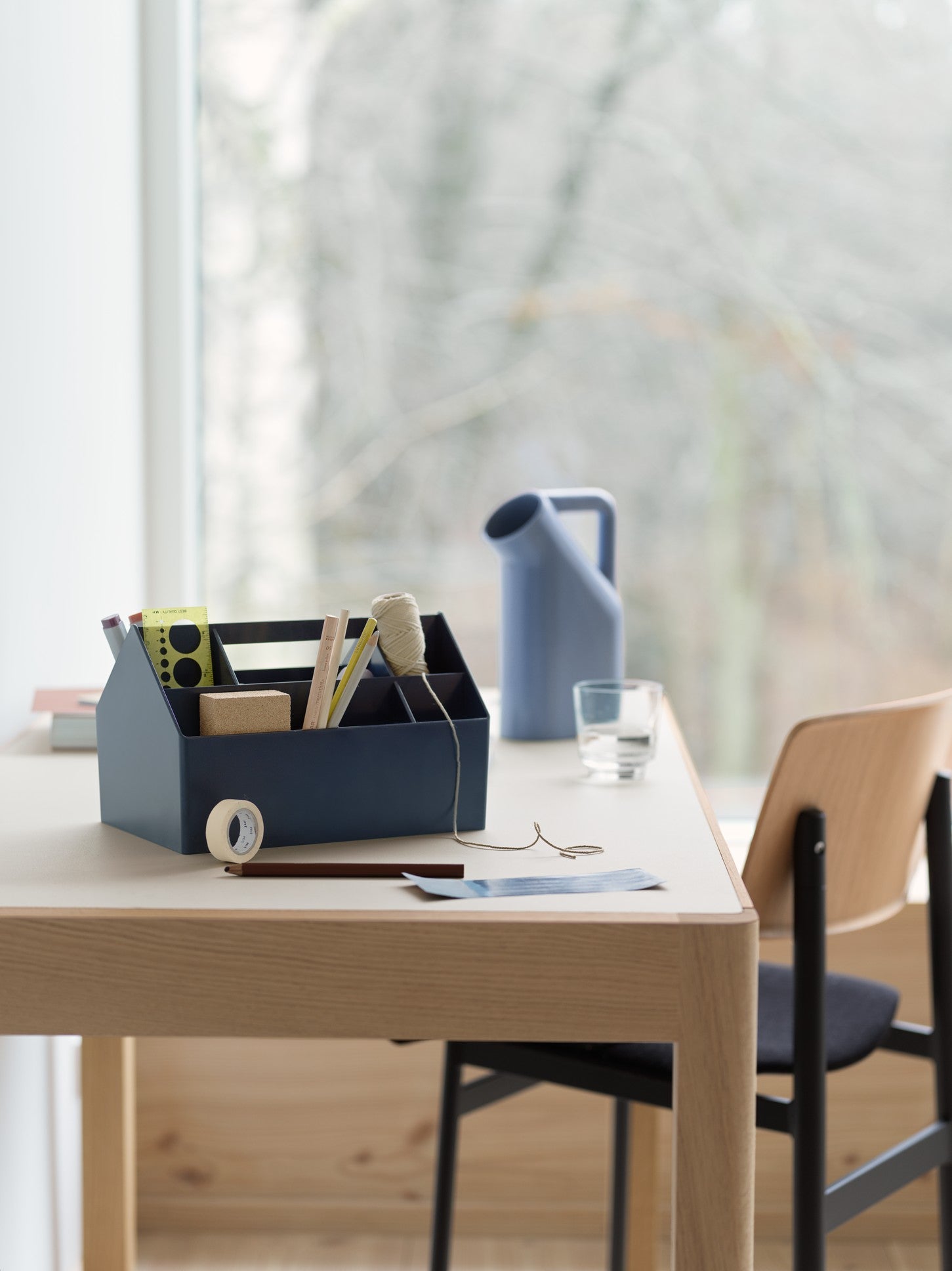 Stół WORKSHOP szare linoleum z dębową podstawą