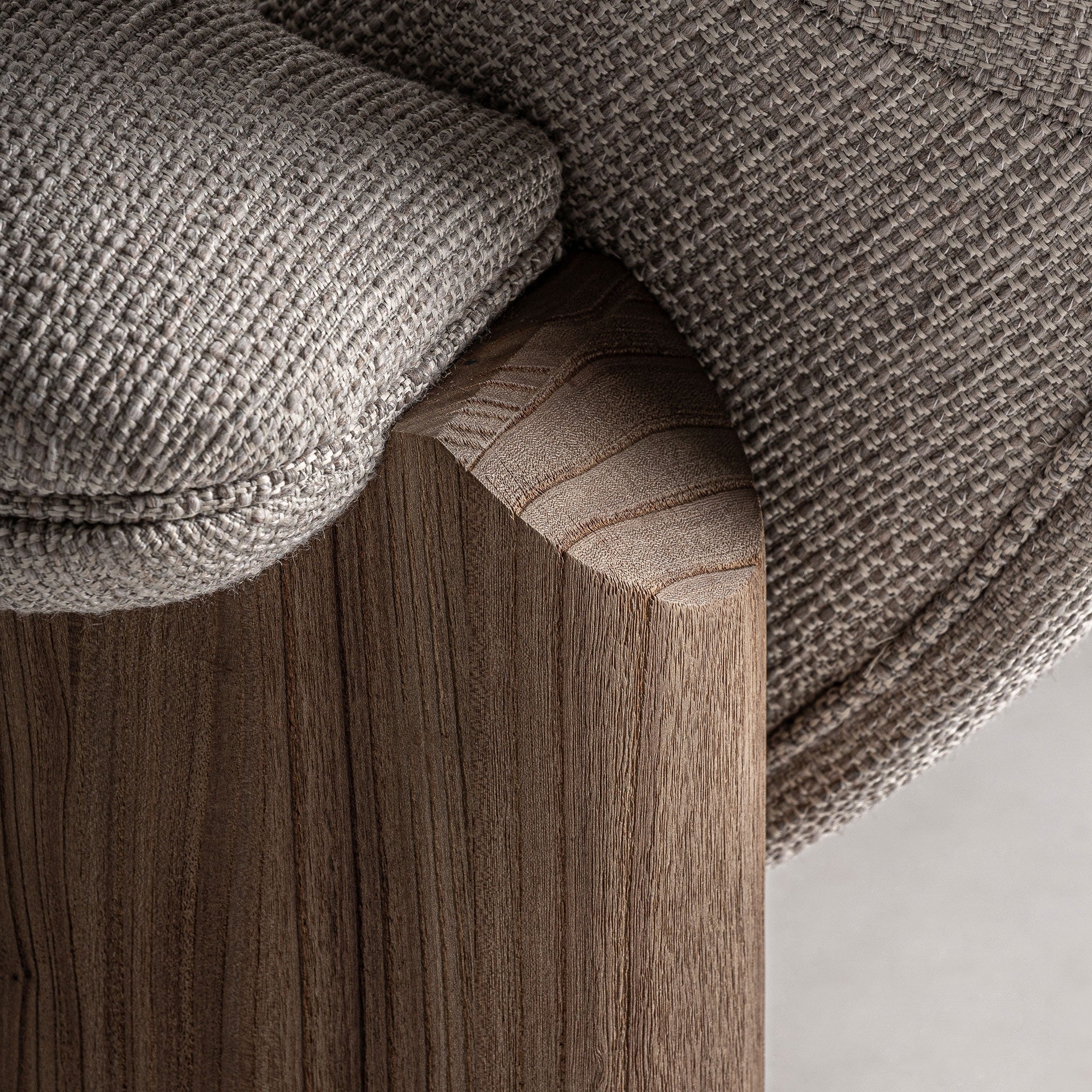Sofa z poduszkami JACQUARD beżowy z drewnianą podstawą