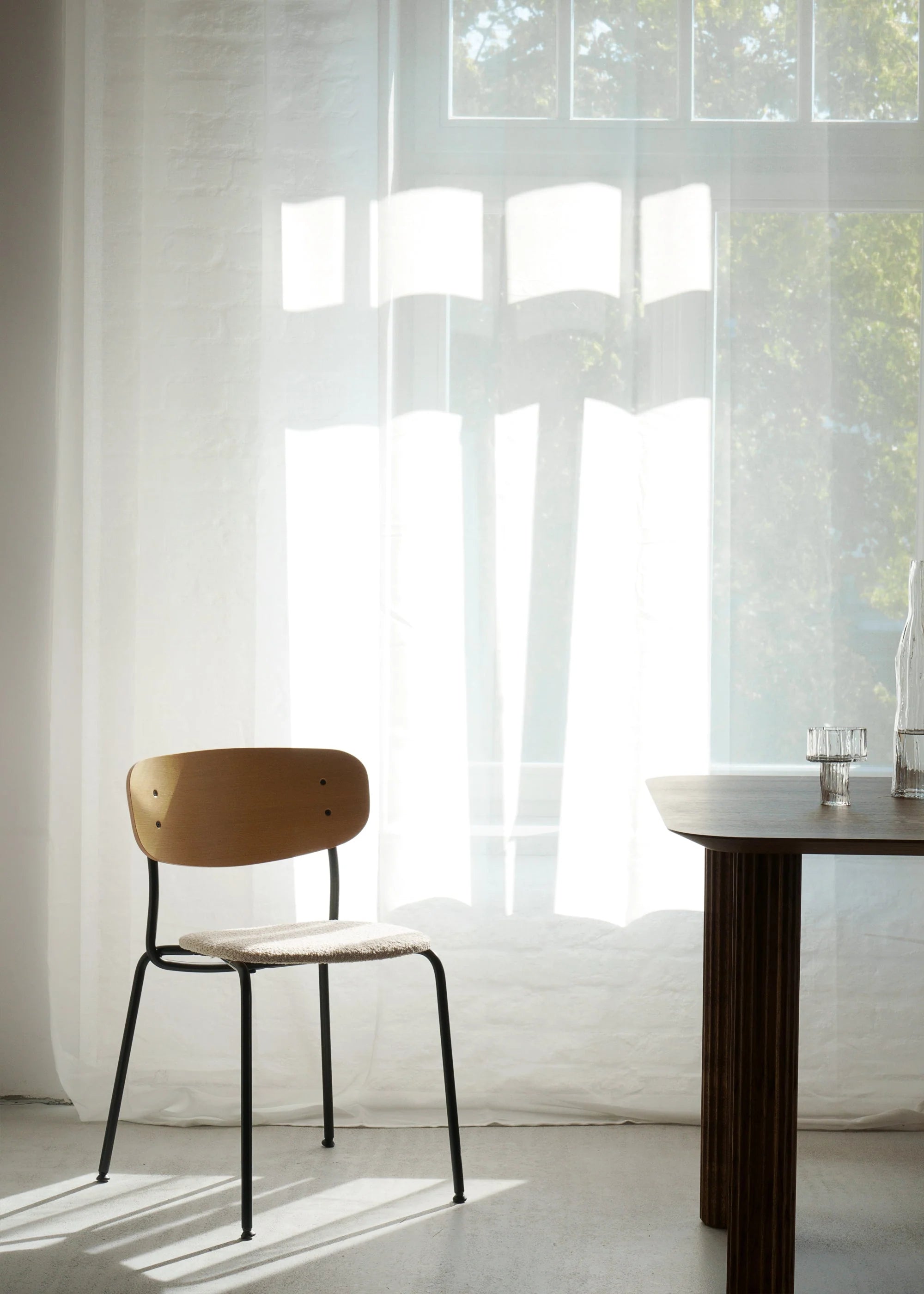 SPLOT SOFT Chair in Oak Wood with Black Base and Sandy Bouclé