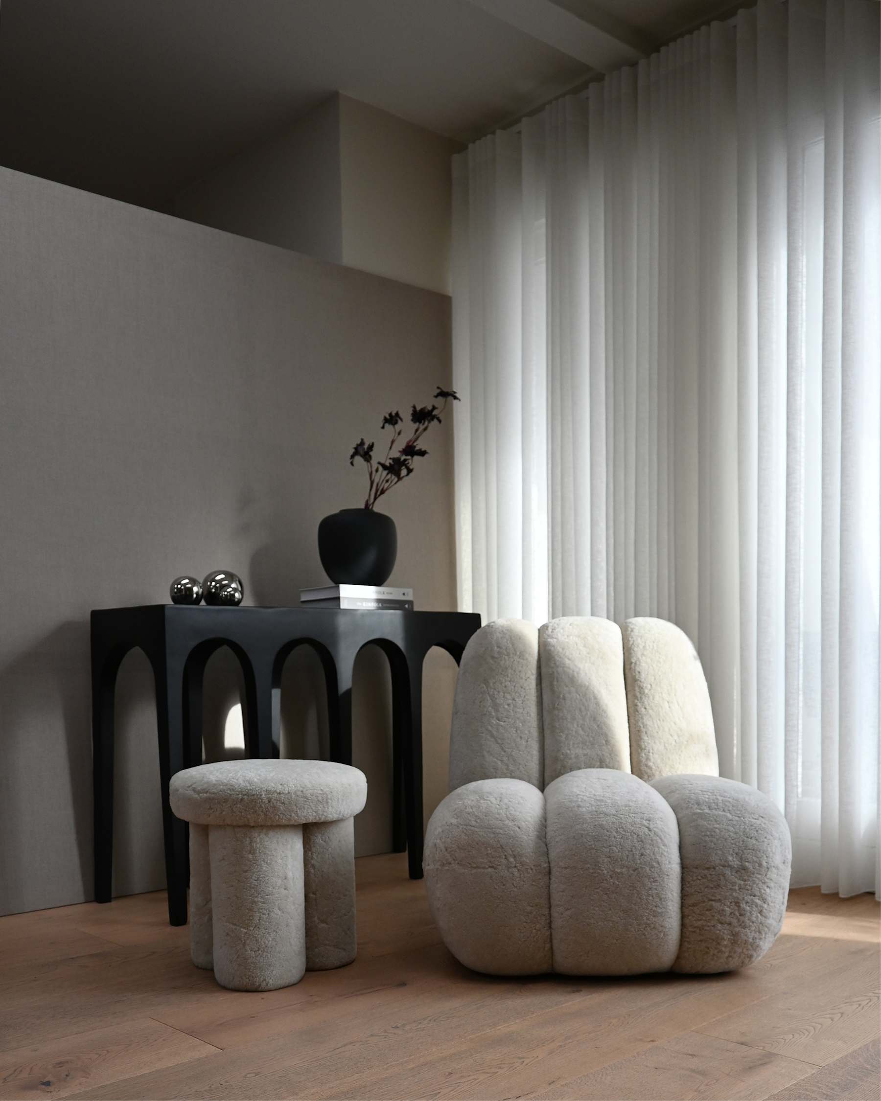 Stołek w tkaninie Sheepskin BIG FOOT piaskowy