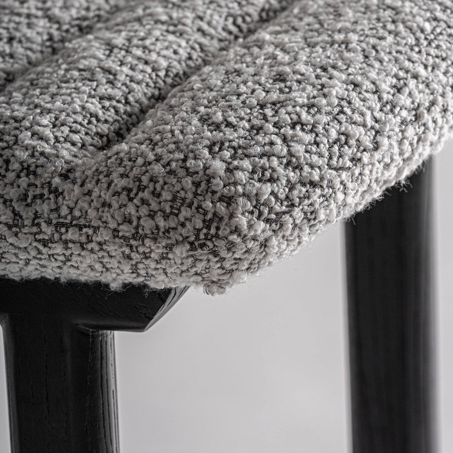 Krzesło barowe JACQUARD szary z czarną wiązową podstawą