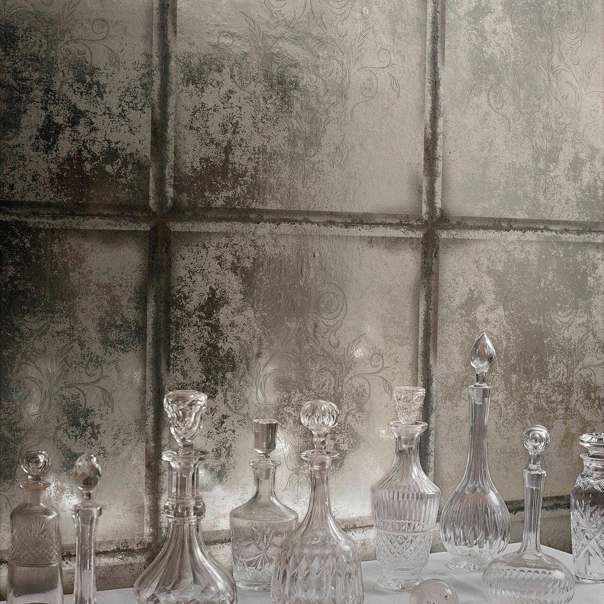 Metallic wallpaper imitating beveled mirror with ornaments ALBEMARLE - Golden Albery with foil