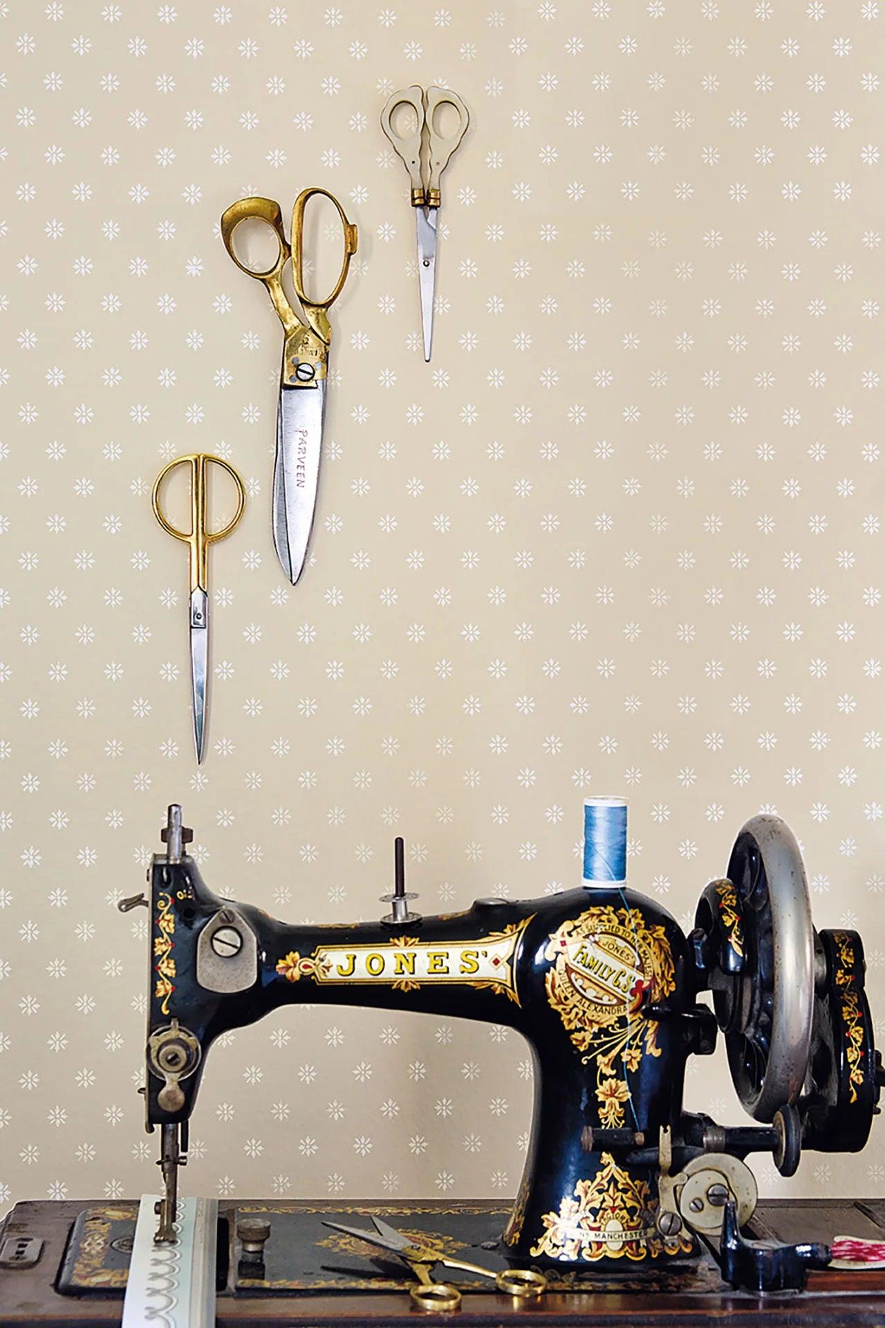 Tapeta z geometrycznym wzorem ARCHIVE ANTHOLOGY - Victorian Star biały