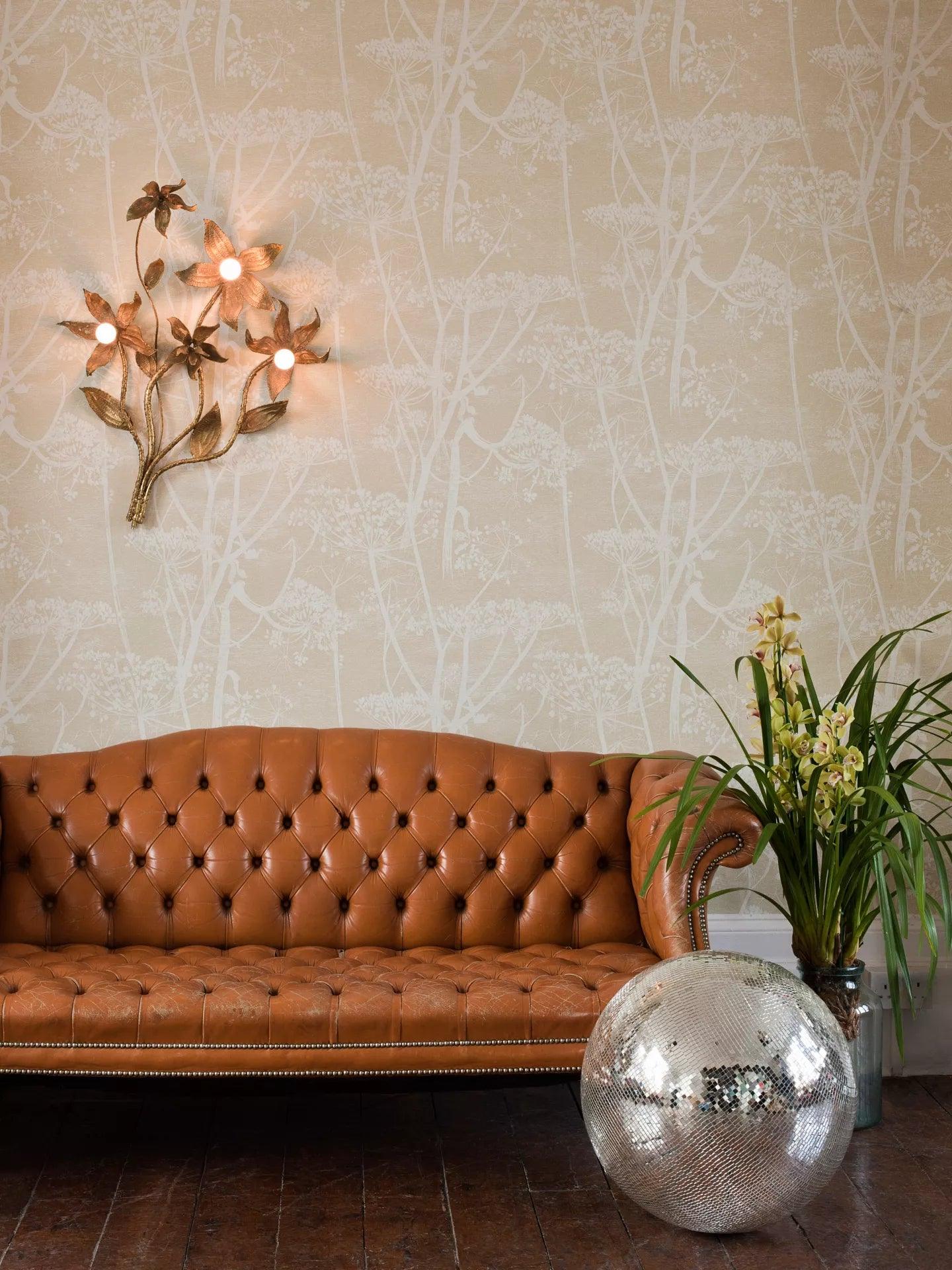 Wallpaper with a plant motif of cow parsley CONTEMPORARY COLLECTION - Warm Beige