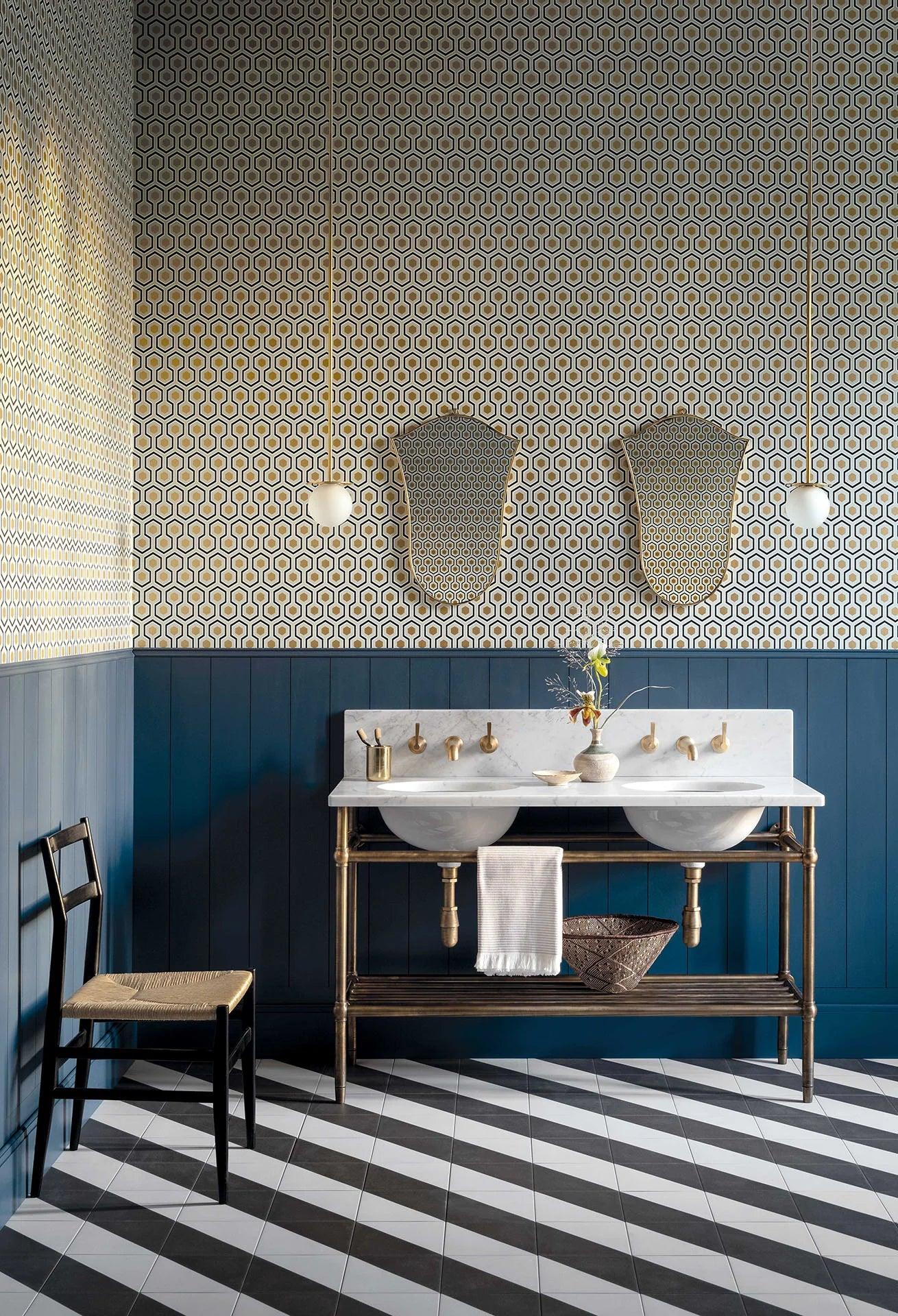 Metallic wallpaper with a geometric hexagon pattern CONTEMPORARY COLLECTION - Hicks' Hexagon gray