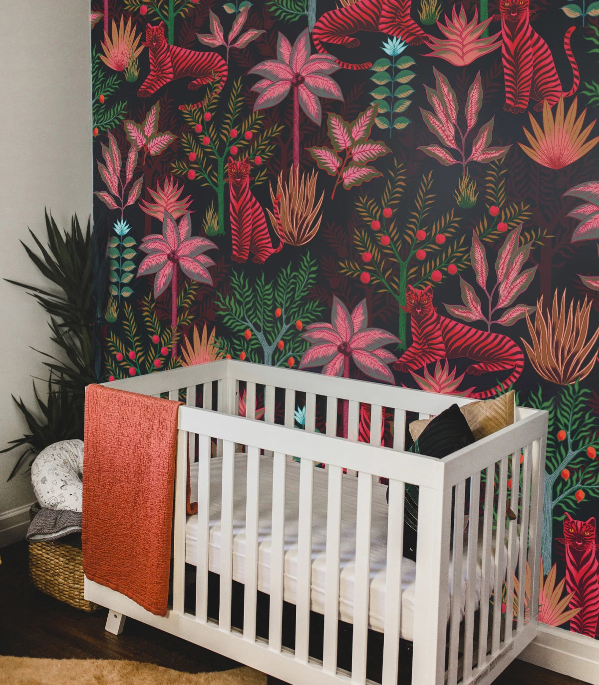 Tapete mit pflanzlichem und tierischem Motiv GOLD TIGERS BLACK schwarz mit rot