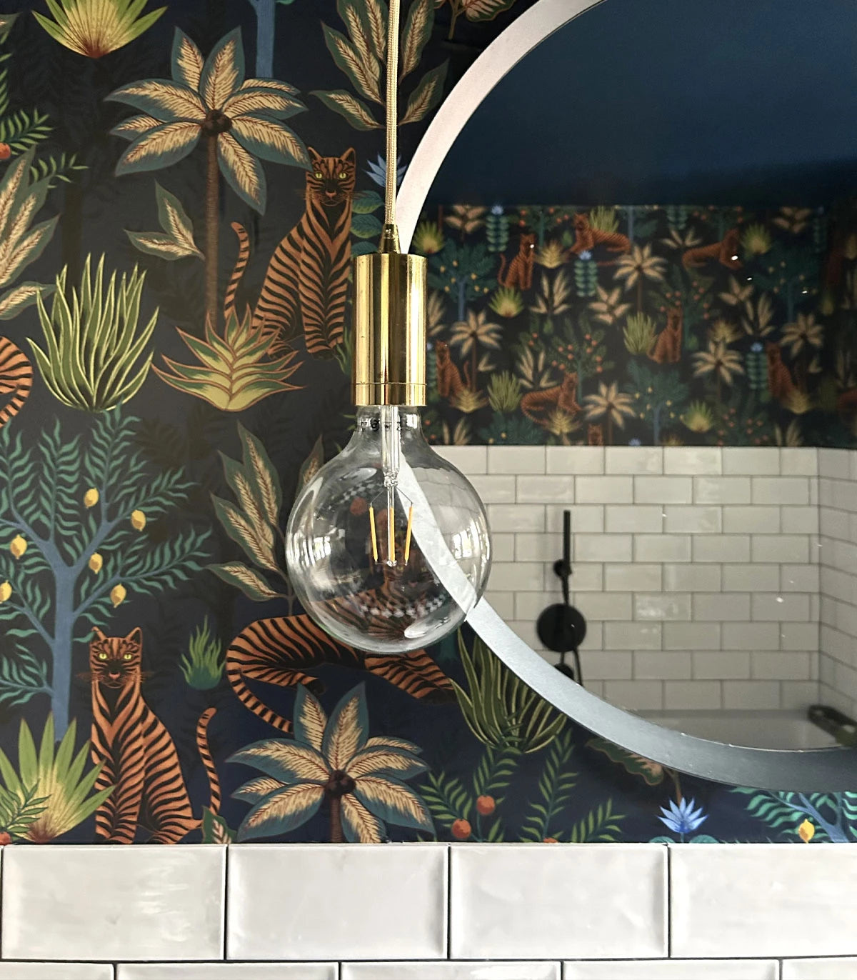 Tapete mit Pflanzen- und Tiermotiv GOLD TIGERS dunkelblau mit Gold