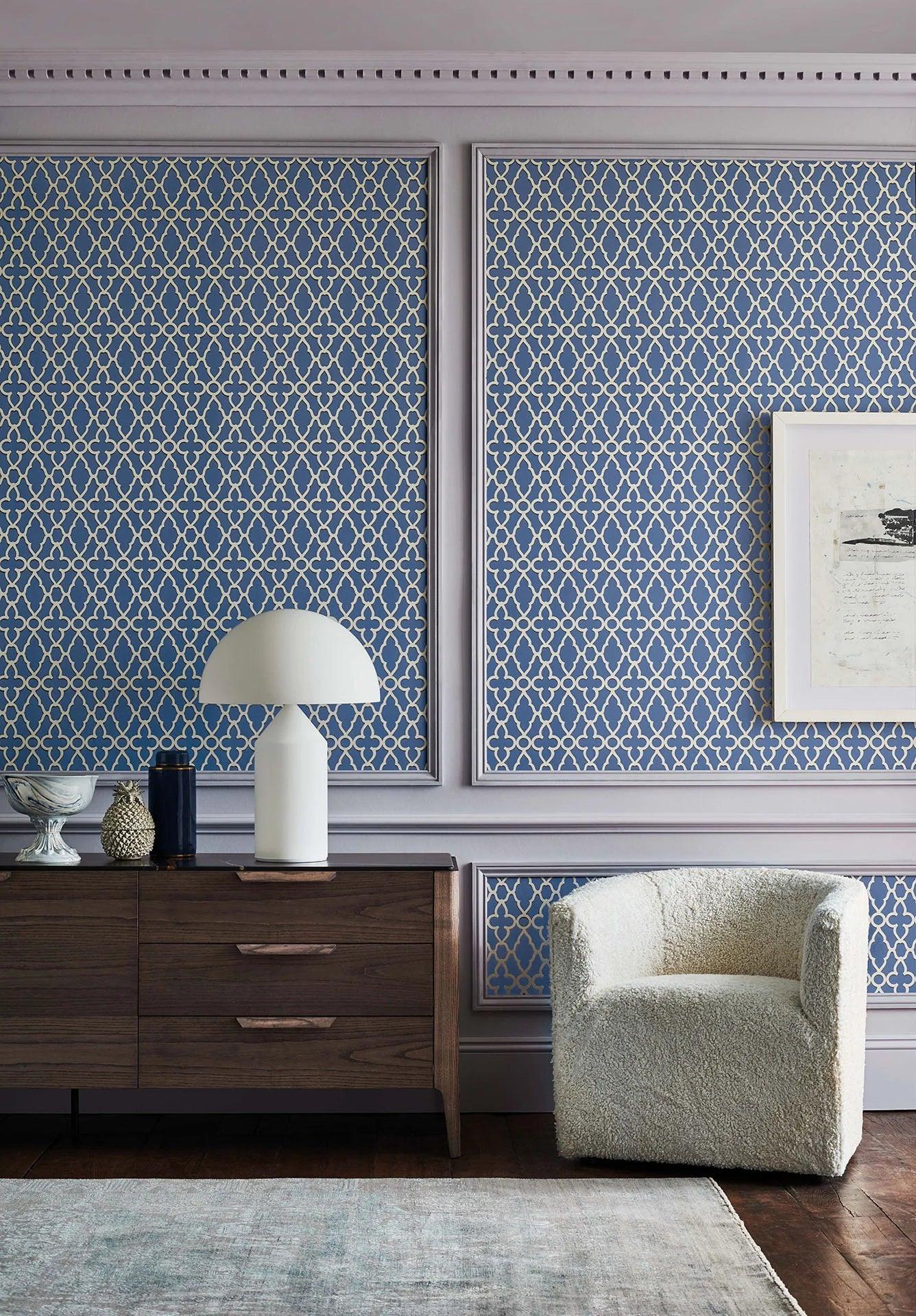 Wallpaper with geometric pattern THE PEARWOOD COLLECTION - Green trellis on cream