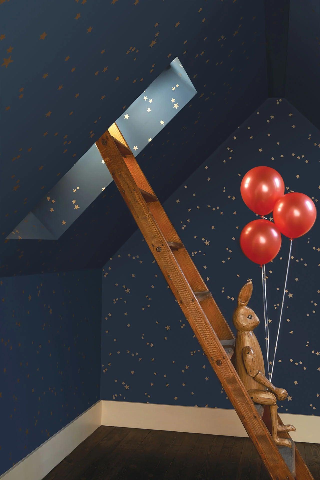 Tapeta z abstrakcyjnym wzorem gwiazd WHIMSICAL - Stars brązowy