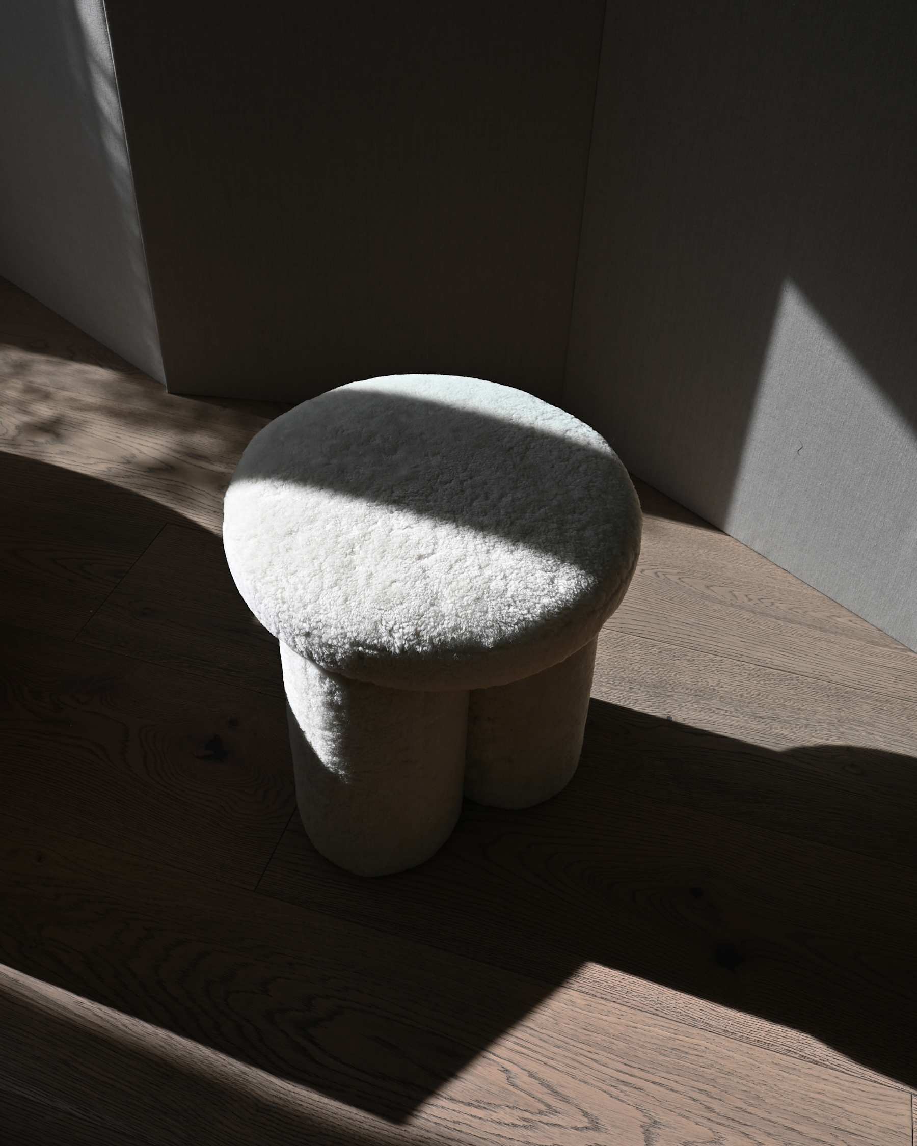 Stołek w tkaninie Sheepskin BIG FOOT piaskowy