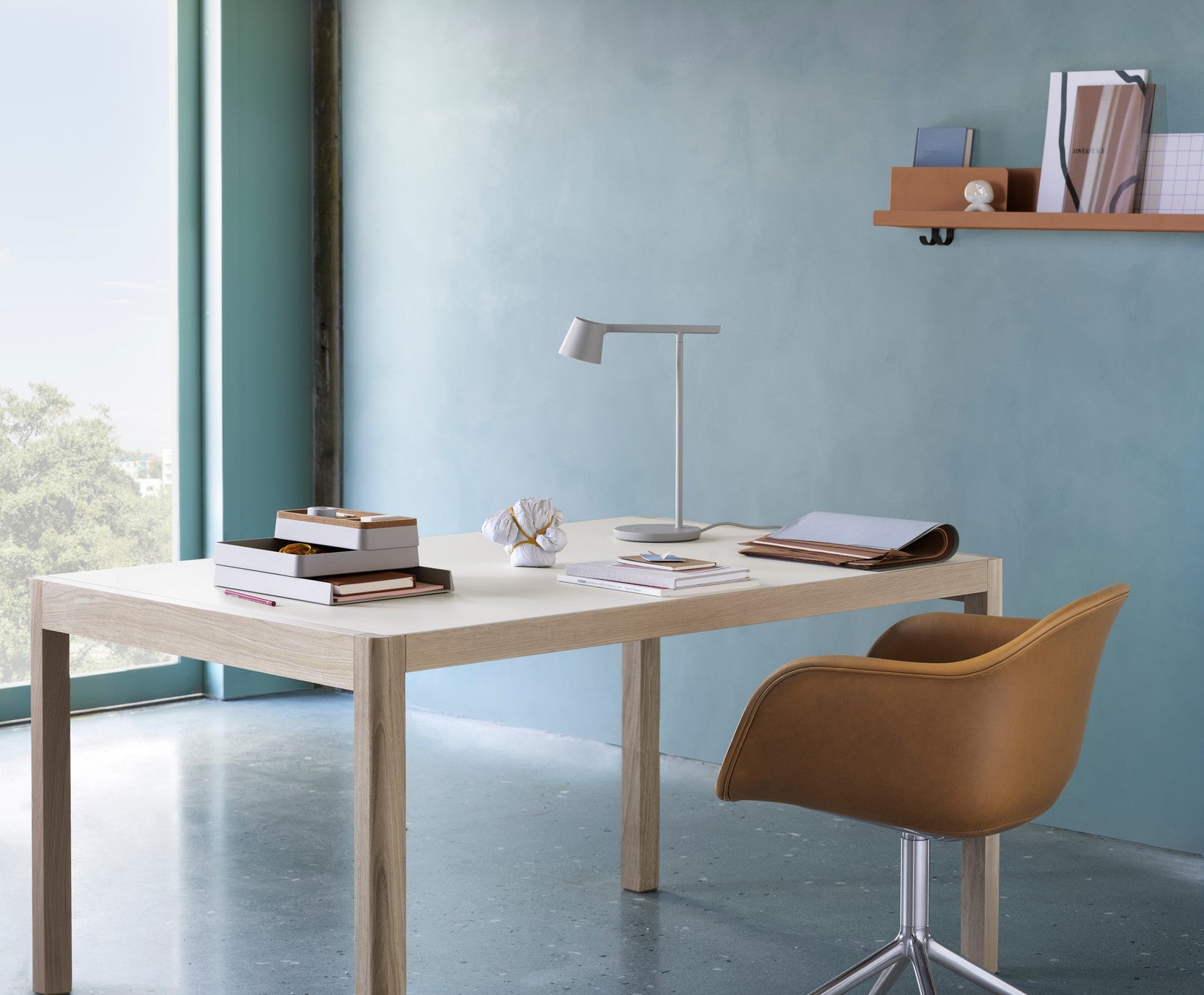 Stół WORKSHOP szare linoleum z dębową podstawą